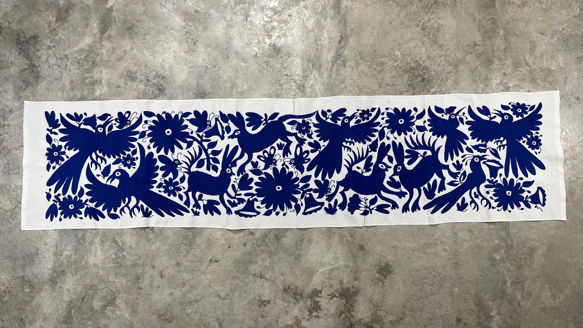 Bordado Otomi Hecho a Mano en Color Azul Marino, Tapizado Otomi Horizontal, Textil Mexicano XXL 190 cm x 44 cm (SIN MARCO) Flores y Aves.