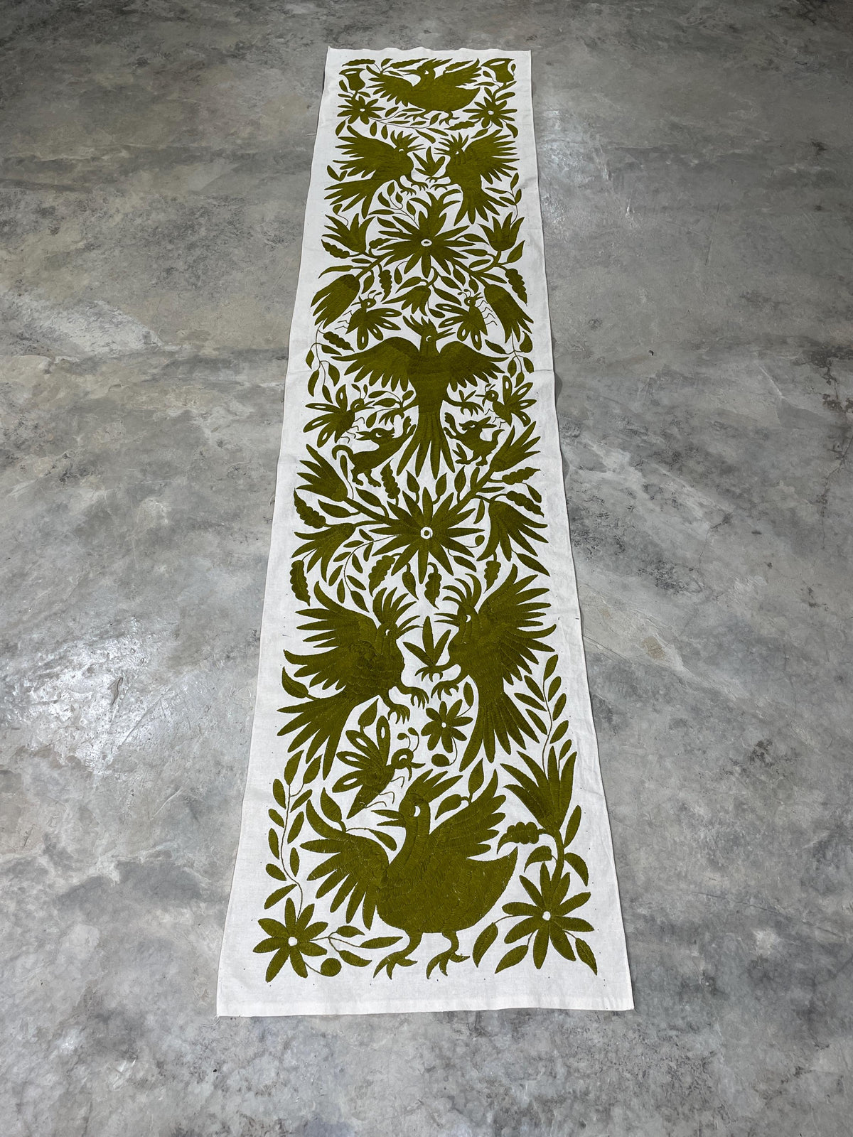 Enorme Bordado Tenango Hecho a Mano en Color Verde Olivo, Camino de Mesa/Tapizado Otomi, XXL 191 cm x 45 cm (Sin Marco) PIEZA ÚNICA.