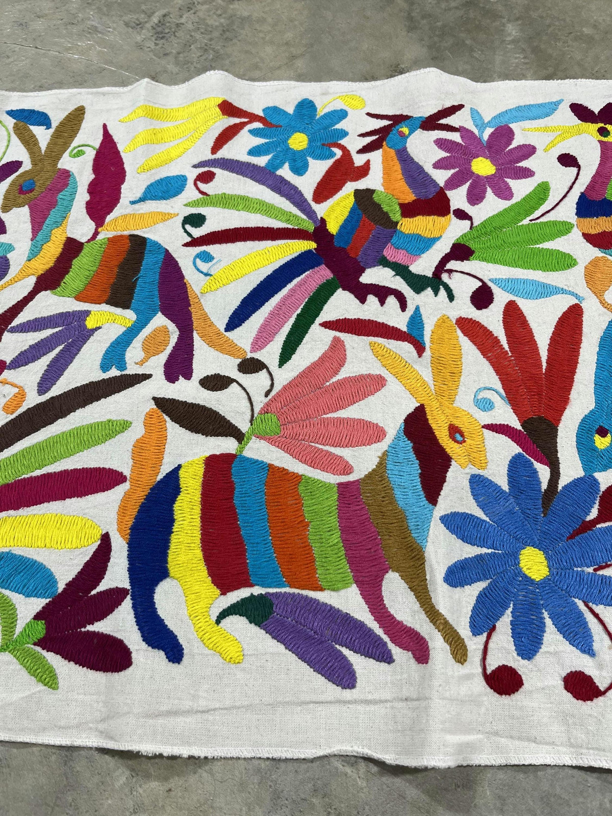 Enorme Bordado Tenango Hecho a Mano en Multicolor-Tapizado Otomi XXL 189 cm x 44 cm (SIN MARCO)