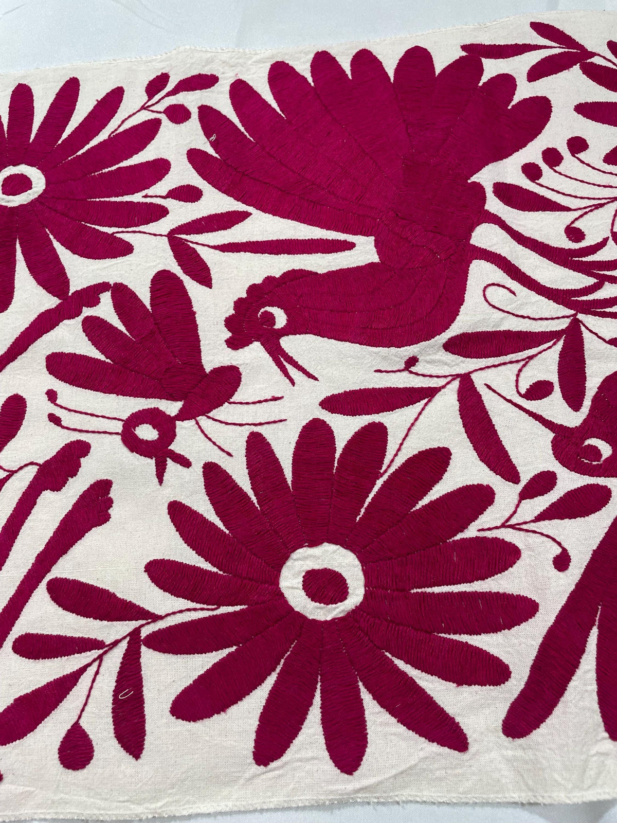 Enorme Bordado Tenango Hecho a Mano en Color Rosa-Camino de Mesa Otomí, Tapizado Tenango XXL 190 cm x 42 cm  (SIN MARCO)