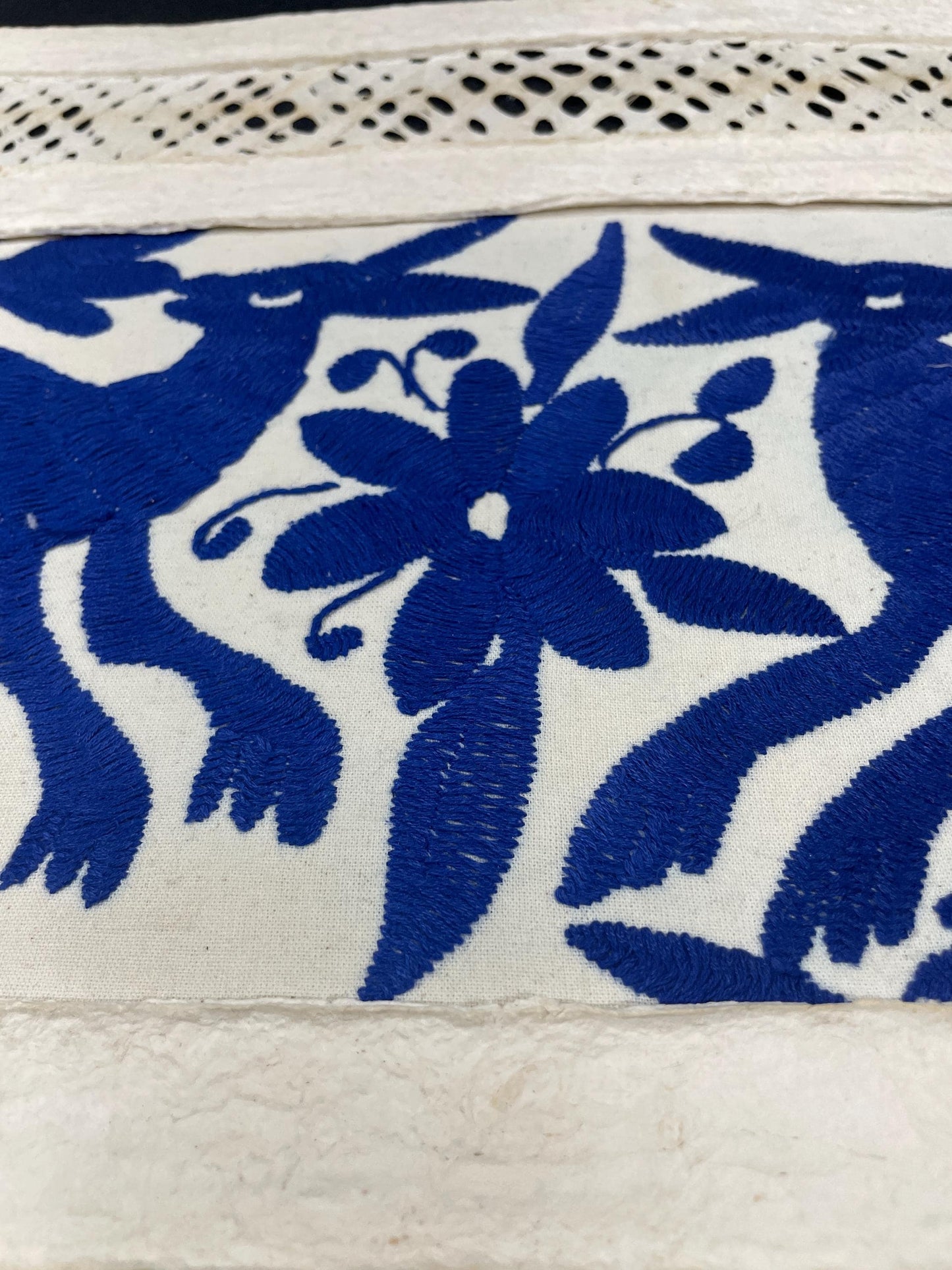 Arte Mural Mexicano en Papel Amate con Bordado de Tenango Hecho a Mano, Arte Otomi Horizontal Color Azul y Blanco XL 47,2 x 15,7 (SIN MARCO)