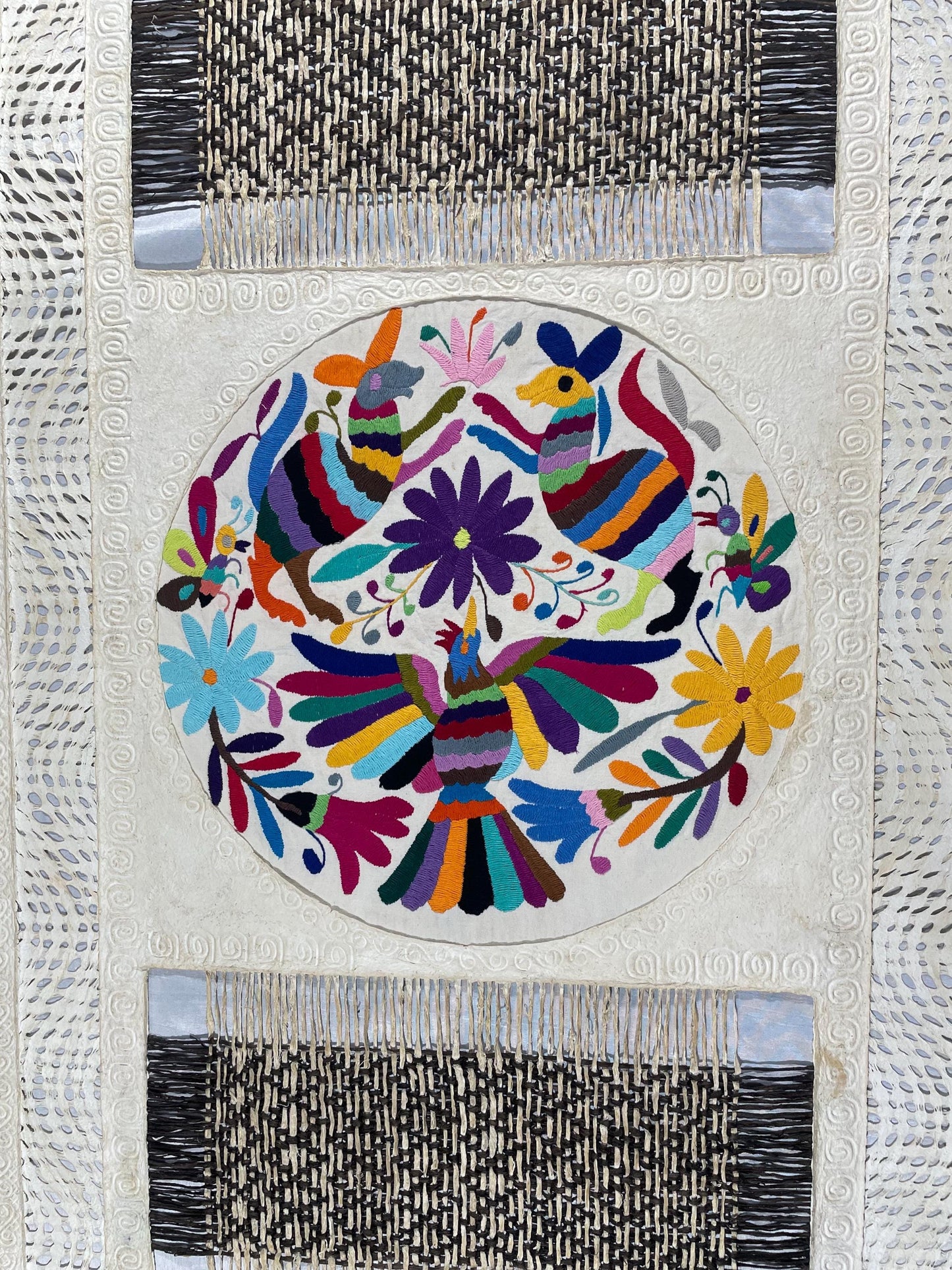 Gran Arte Mural Otomi en Papel Amate y Bordado Tenango Circular Hecho a Mano,Arte Mexicano Moderno XXL 47.2 in x 27.5 in (SIN MARCO)