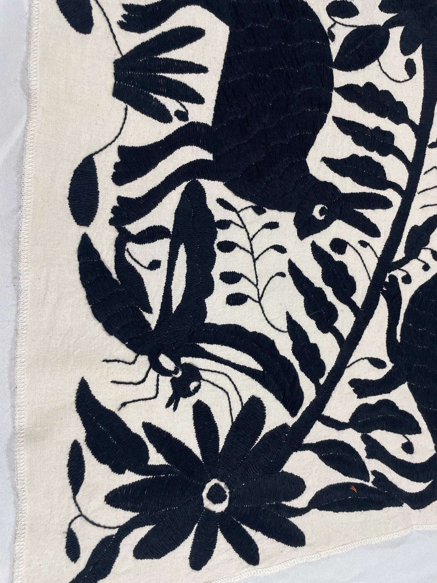 Bordado Tenango Hecho a Mano,Tapizado Otomi en Color Negro XL 94 cm x 45 cm-Textil Mexicano Moderno (SIN MARCO)