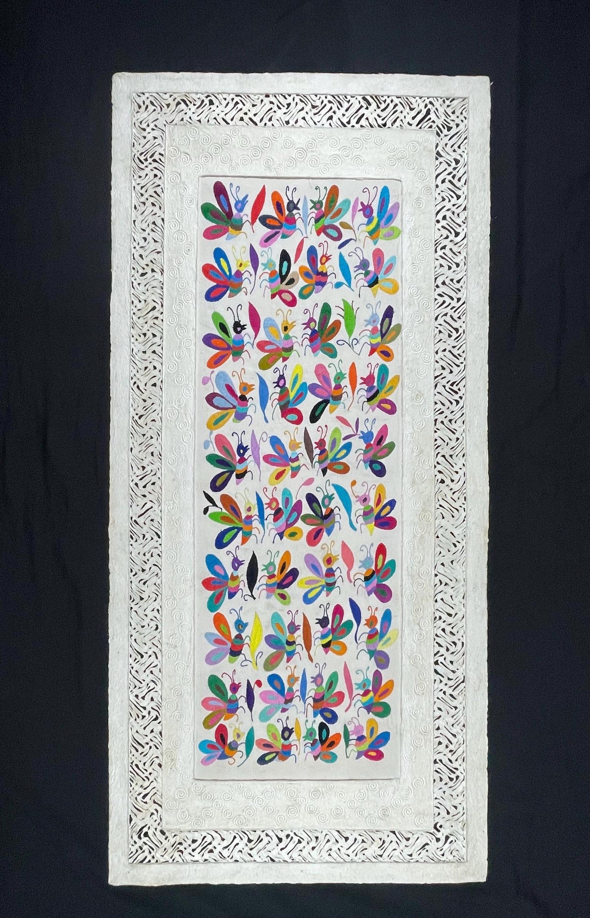 Enorme Arte Mural Mexicano en Papel Amate y Bordado Tenango Hecho a Mano-Arte Elegante y Moderno XXL 59 in x 27,5 in (SIN MARCO)