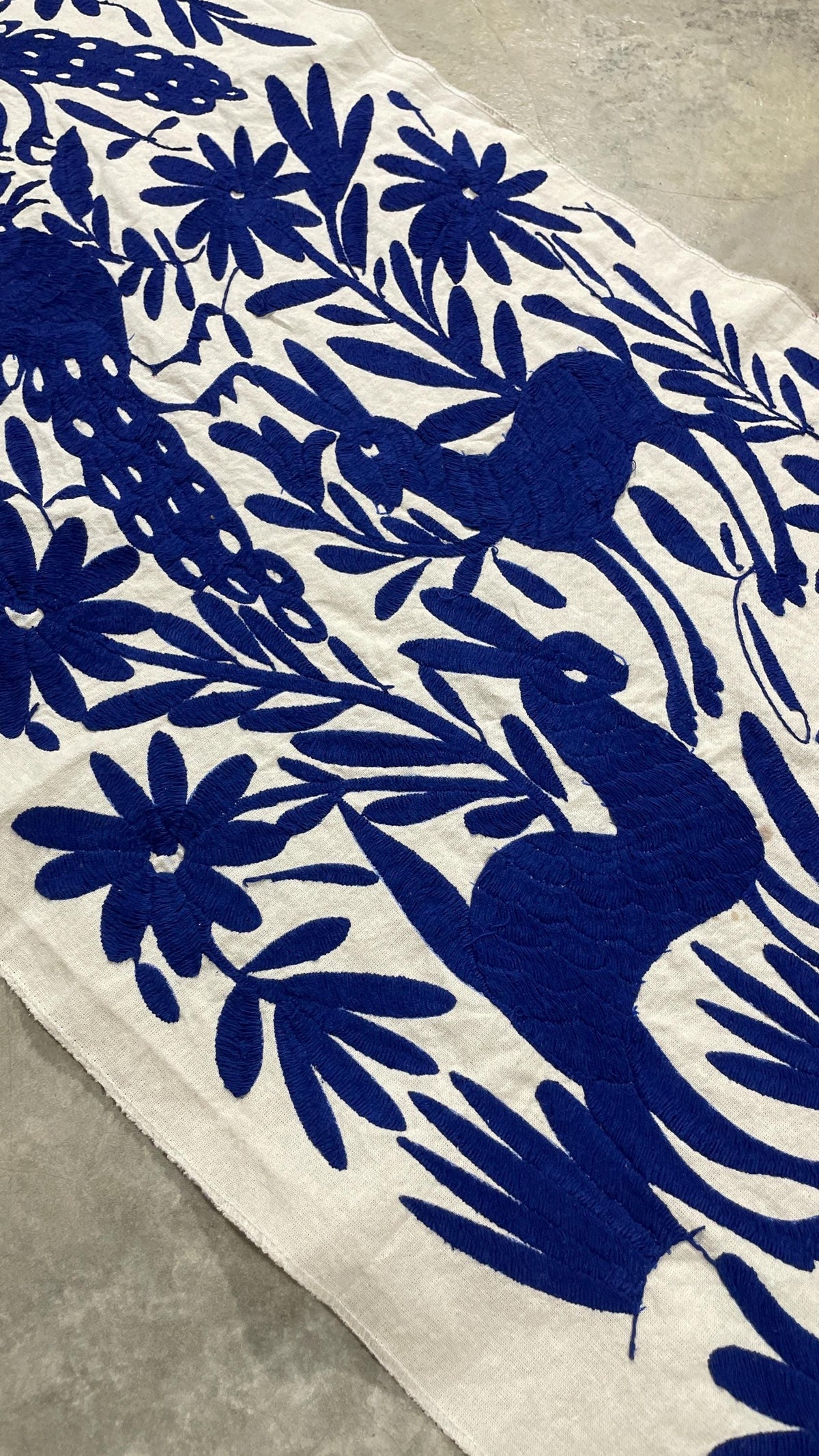 Enorme Bordado Tenango Hecho a Mano en  Color Azul Marino-Tapiz Otomi en en Formato Vertical XXL 189 cm x 44 cm-Arte Mexicano (SIN MARCO)