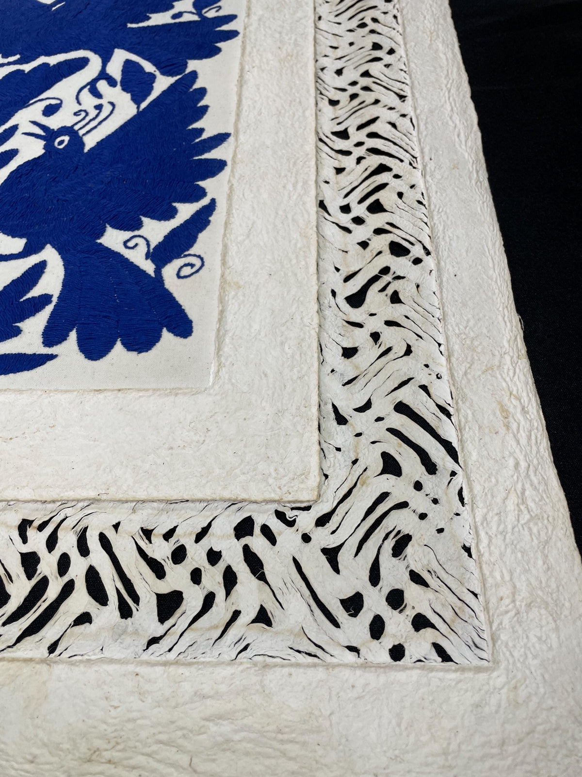 Enorme Arte Mural Mexicano en Papel Amate con Bordado Tenango Hecho A Mano Color Azul XXL 120 cm x 70 cm (SIN MARCO)