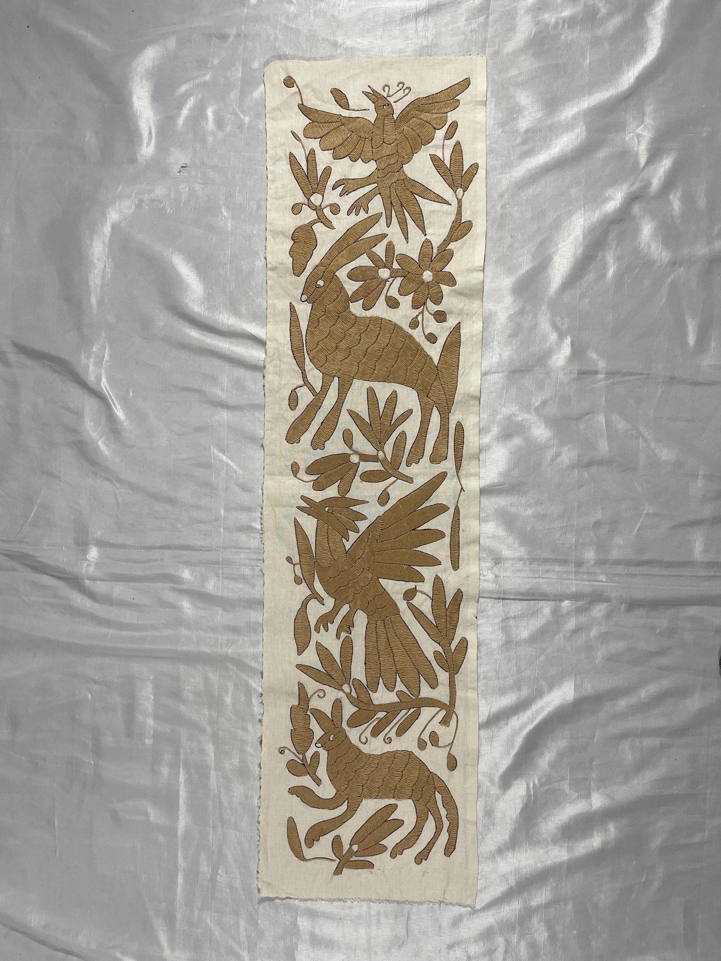 Bordado Tenango Hecho a Mano en Color Beige-Bordado Otomí XL 94 cm x 25 cm-Arte Mexicano de Forma Vertical (SIN MARCO)