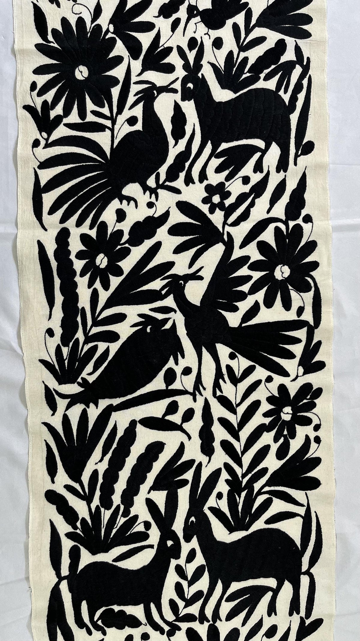 Enorme Bordado Tenango Hecho a Mano en  Color Negro-Tapiz o Camino de Mesa Otomi en Formato Vertical XXL 192 cm x 49 cm-Arte Mexicano