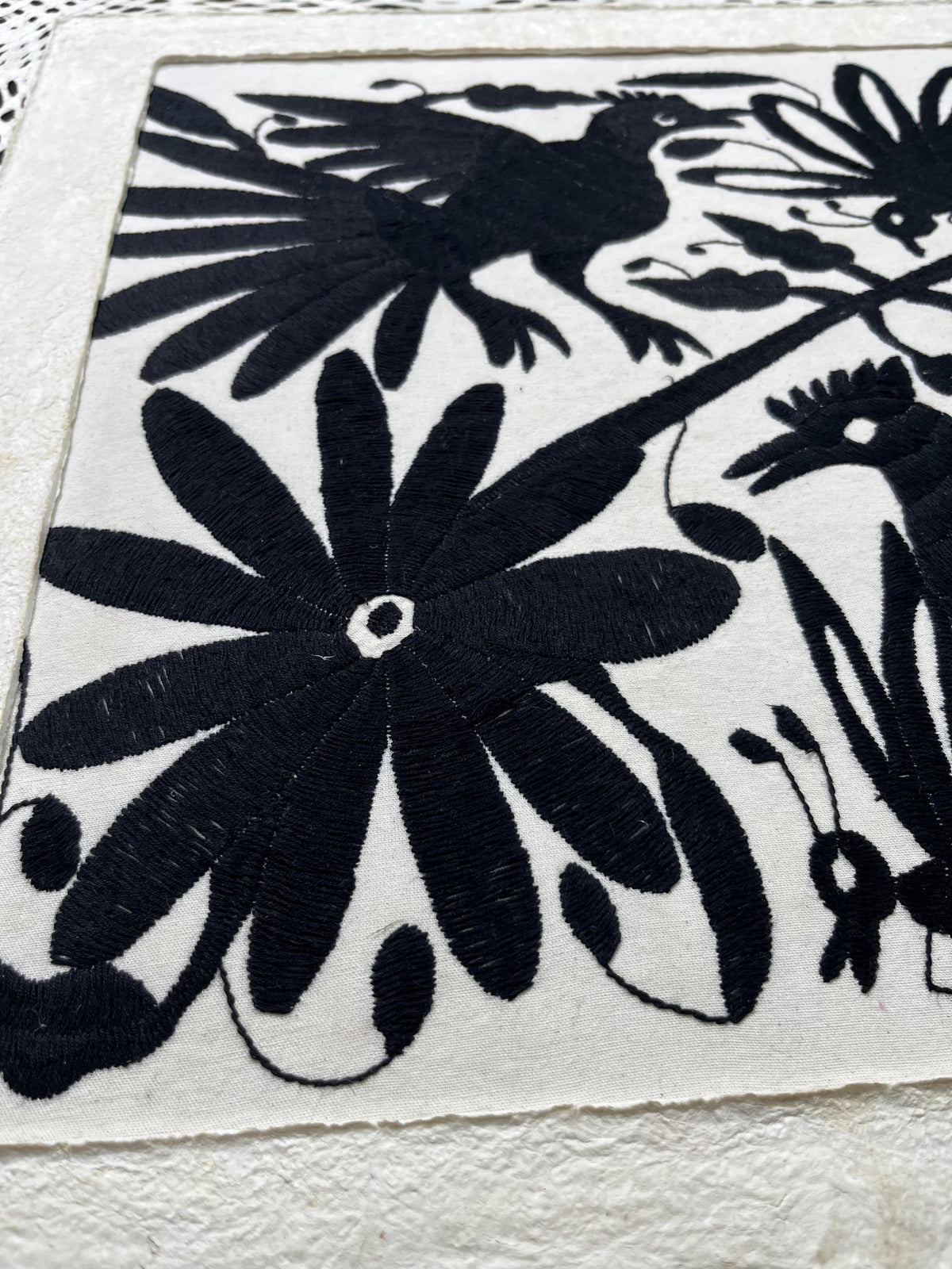 Enorme Arte Mural Mexicano en Papel Amate con Bordado Tenango Hecho A Mano en Color Negro-Arte Otomí Moderno XXL 47.2 X 27.5 (SIN MARCO)