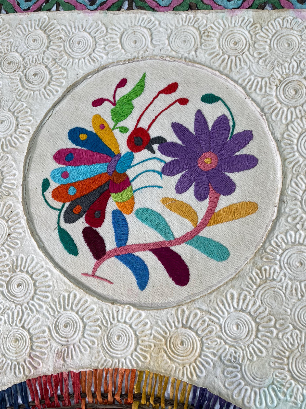 Arte Mural Mexicano en Papel Amate Teñido con Bordado de Tenango Hecho a Mano- XXL 47.2 in x 23.6 in-Arte Otomí Moderno (SIN MARCO)