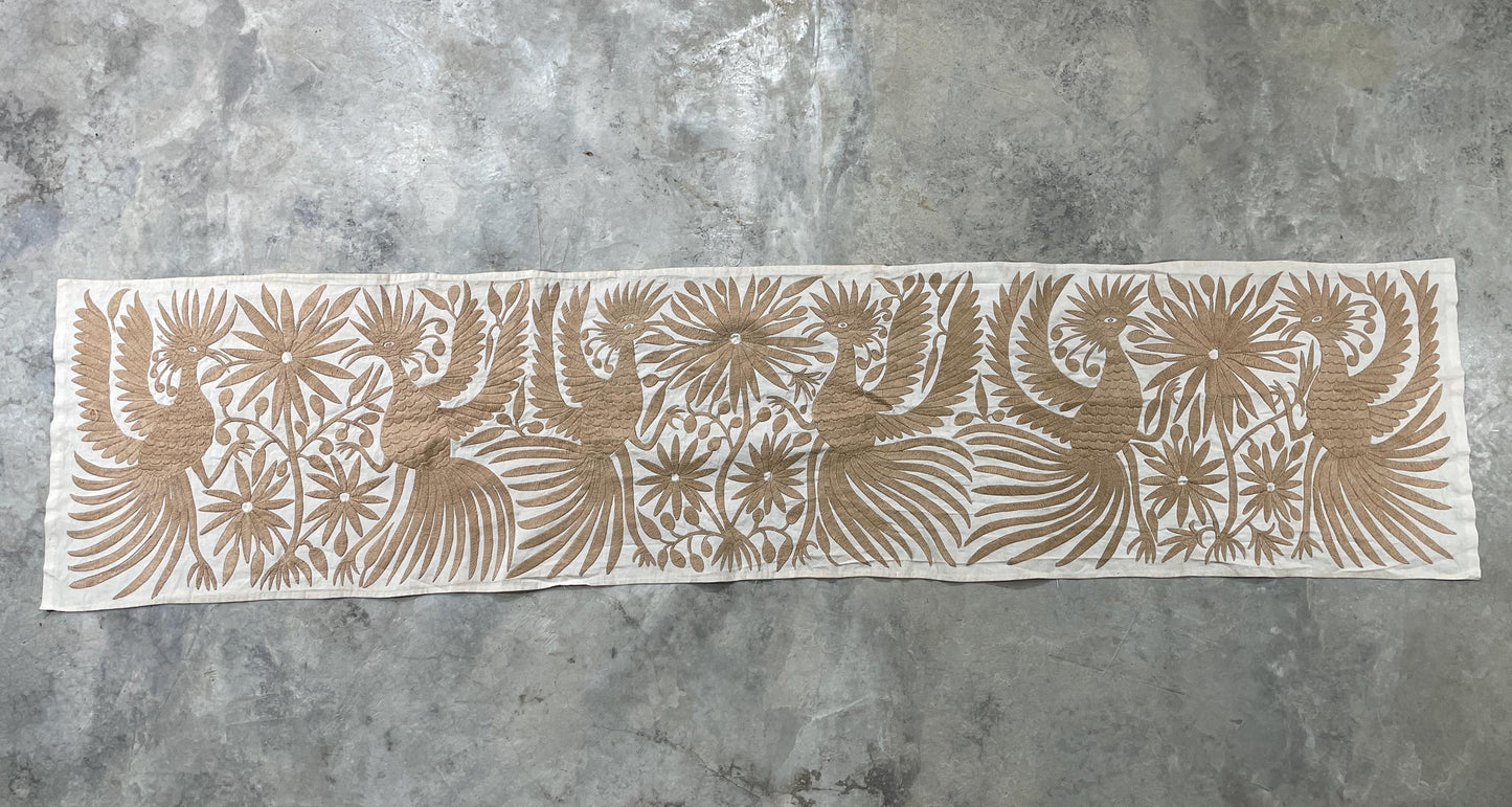 Bordado Otomi Hecho a Mano en Color Beige, Tapizado Otomi Horizontal, Textil Mexicano XXL 189 cm x 43 cm (SIN MARCO) Flores y Aves.