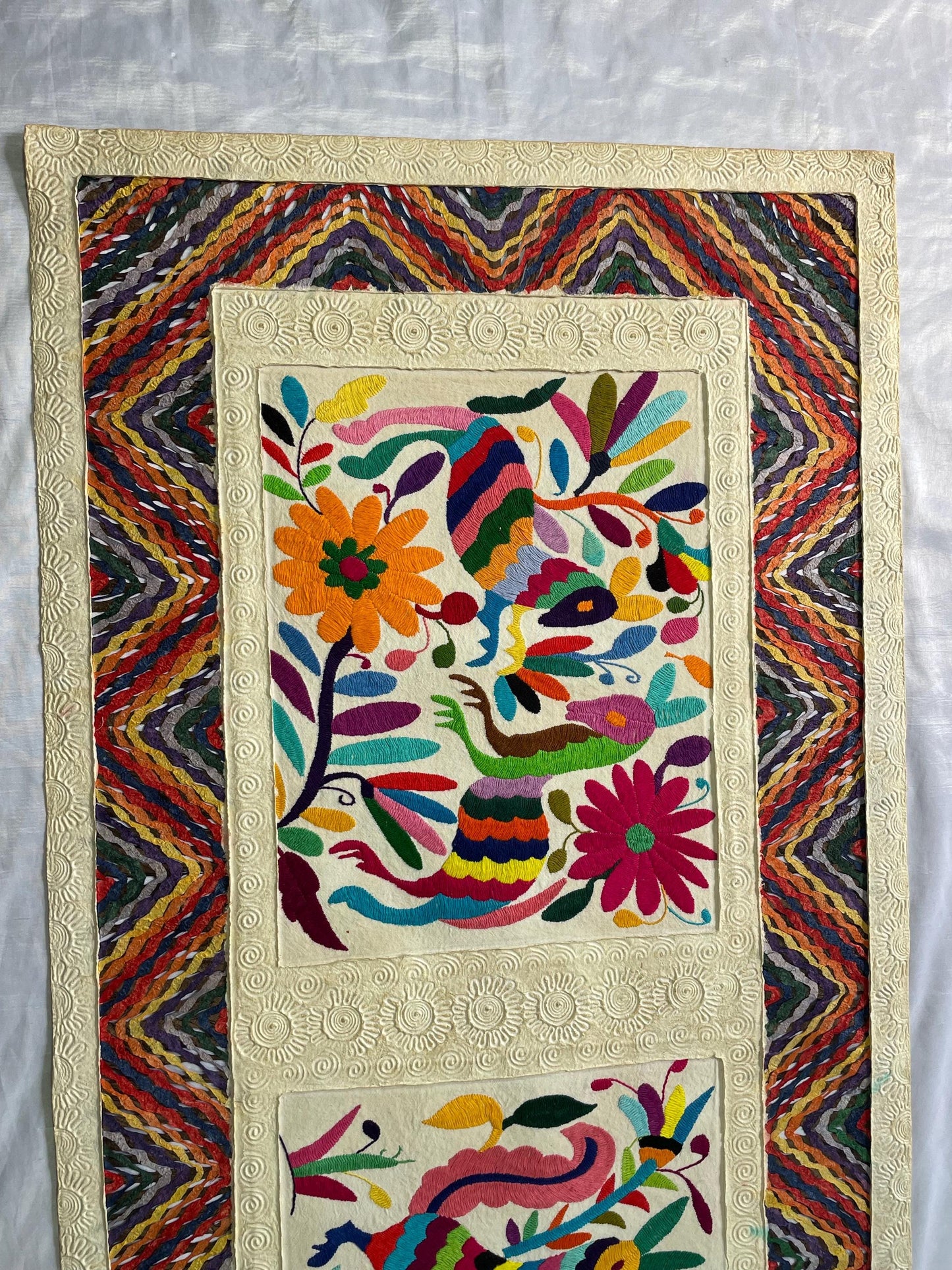 Arte Mural Mexicano en Papel Amate Teñido y Bordado Tenango Hecho A Mano - Arte Decorativo Moderno XXL de 47.2 in X 23.6 in (SIN MARCO)