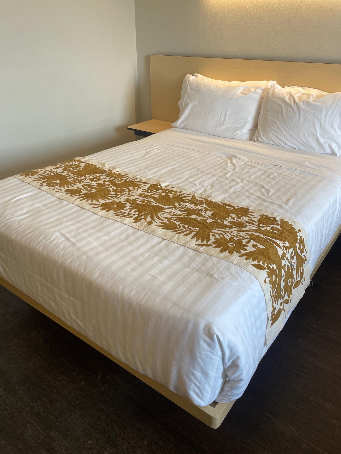 Tapiz Otomi Hecho a Mano en Color Dorado, Gran Bordado Otomi/Tenango XXL 188 cm x 46 cm