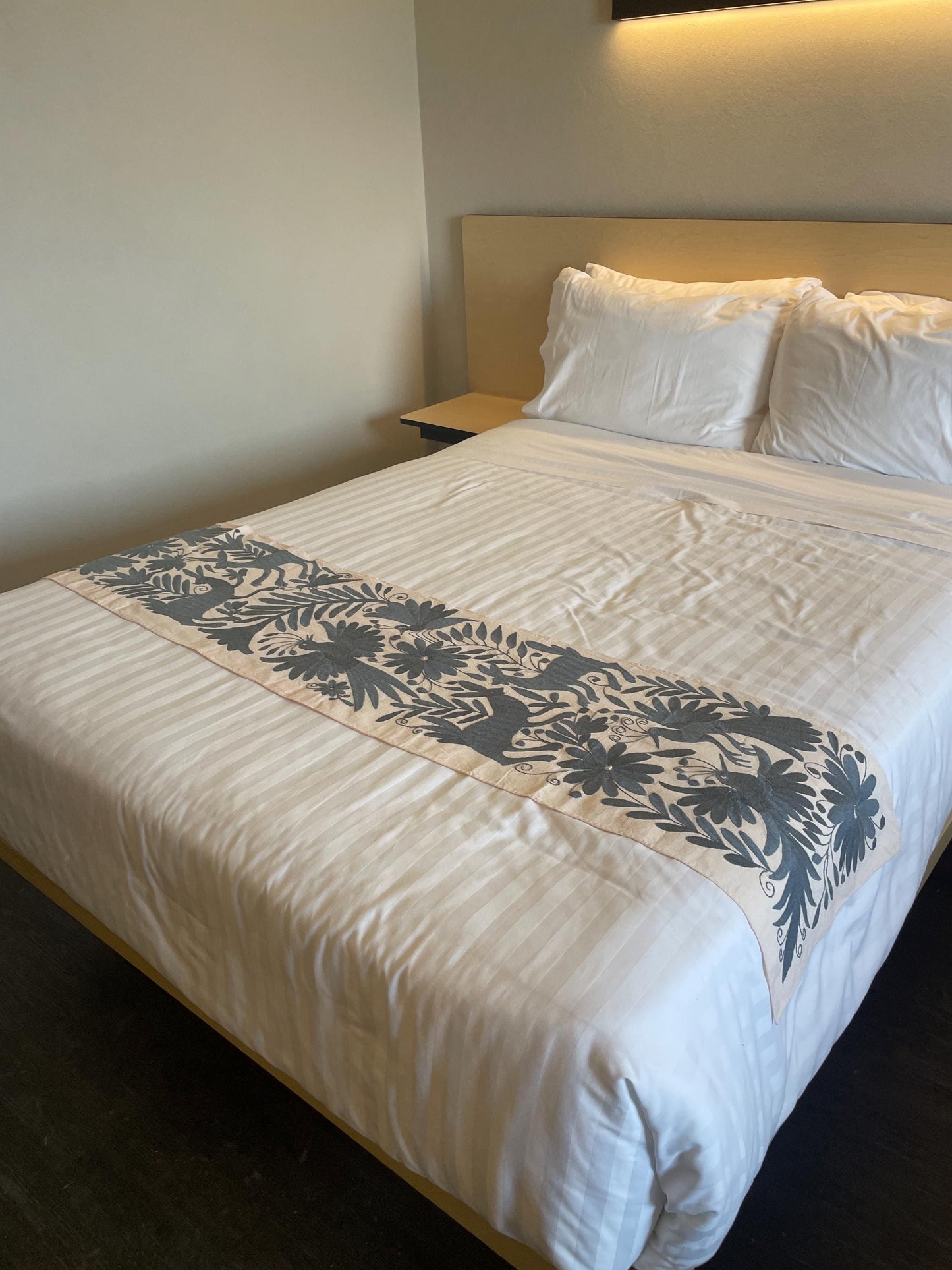 Tapiz Otomi Hecho a Mano en Color Gris Azulado/Arte y Textil Decorativo Otomi XL 152 cm x 33 cm (SIN MARCO)