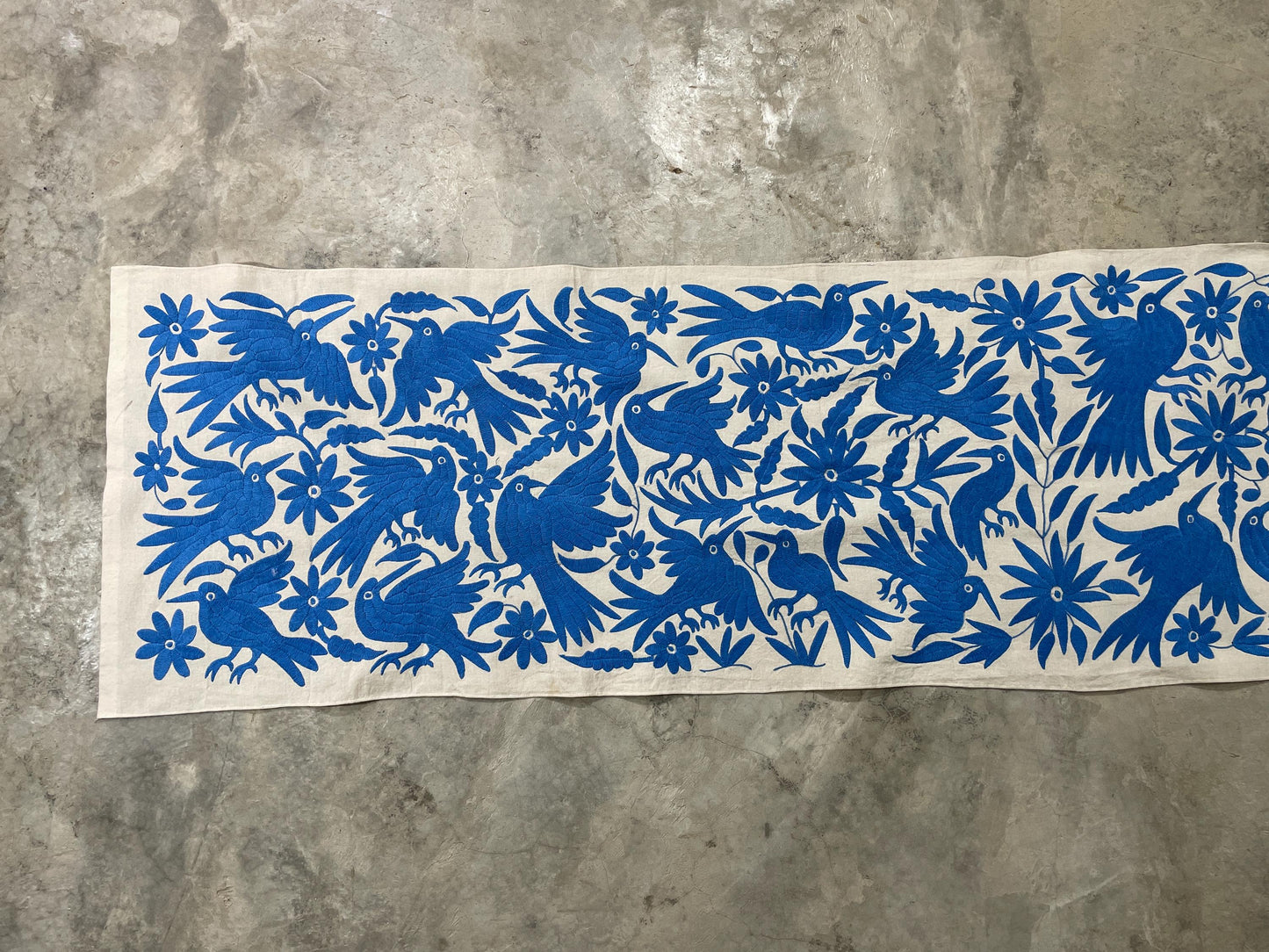 Bordado Tenango Hecho a Mano en Color Azul, Tapizado Otomi Horizontal, Textil Mexicano XXL 189 cm x 44 cm (SIN MARCO) Flores y Pájaros