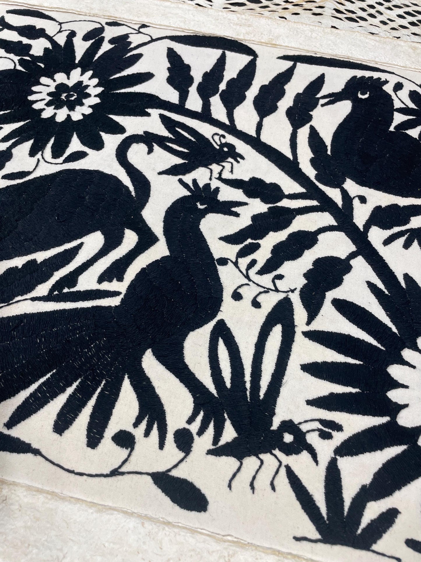 Enorme Arte Mural Mexicano en Papel Amate con Bordado Tenango Hecho A Mano en Color Negro-Arte Otomí Moderno XXL 47.2 X 27.5 (SIN MARCO)