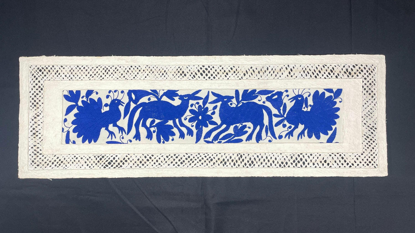 Arte Mural Mexicano en Papel Amate con Bordado de Tenango Hecho a Mano, Arte Otomi Horizontal Color Azul y Blanco XL 47,2 x 15,7 (SIN MARCO)