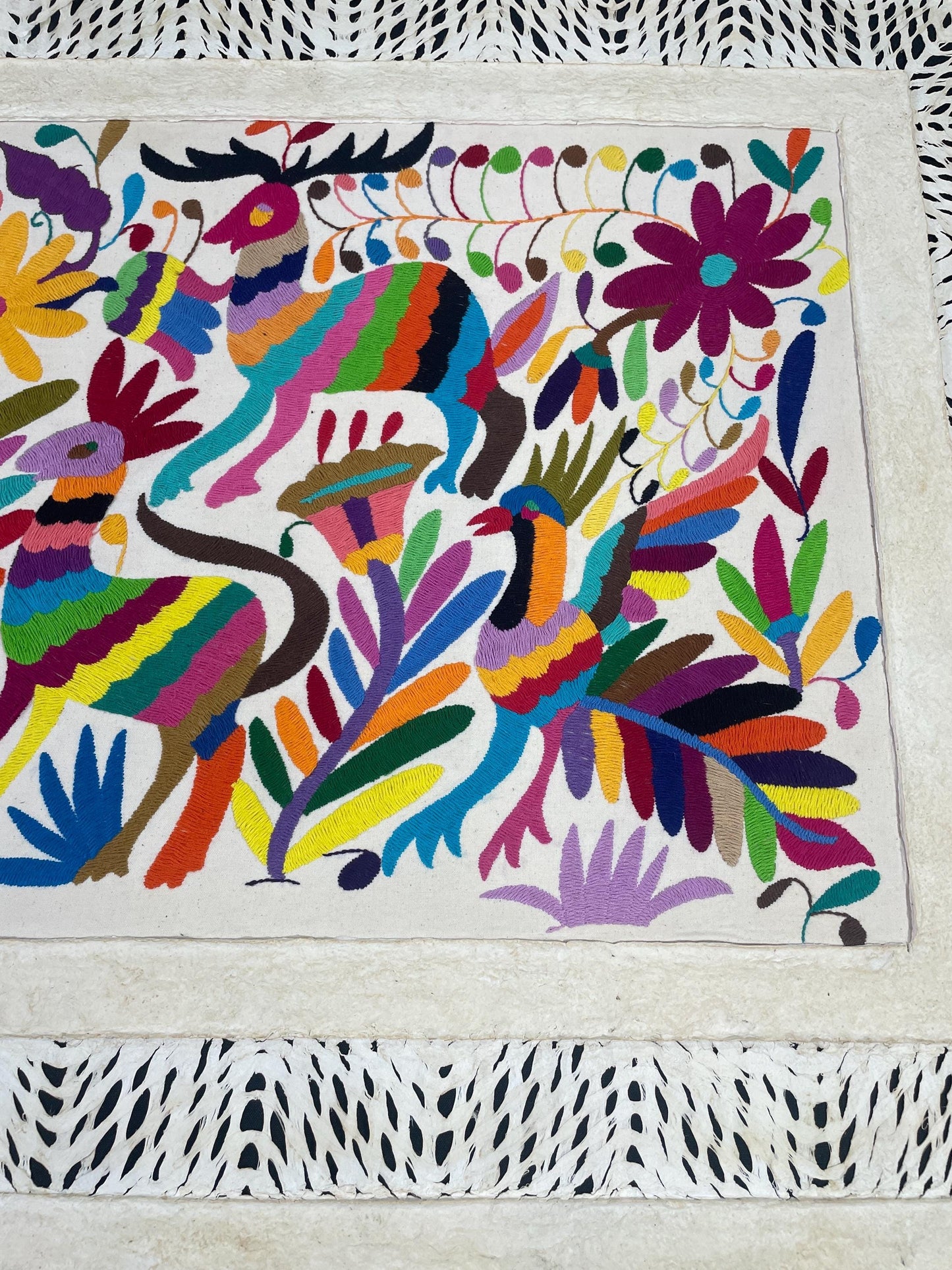 Enorme Arte Mural Mexicano en Papel Amate y Bordado Tenango Hecho a Mano-Arte Otomí Decorativo Moderno XXL 47.2 in x 27.5 in (SIN MARCO)
