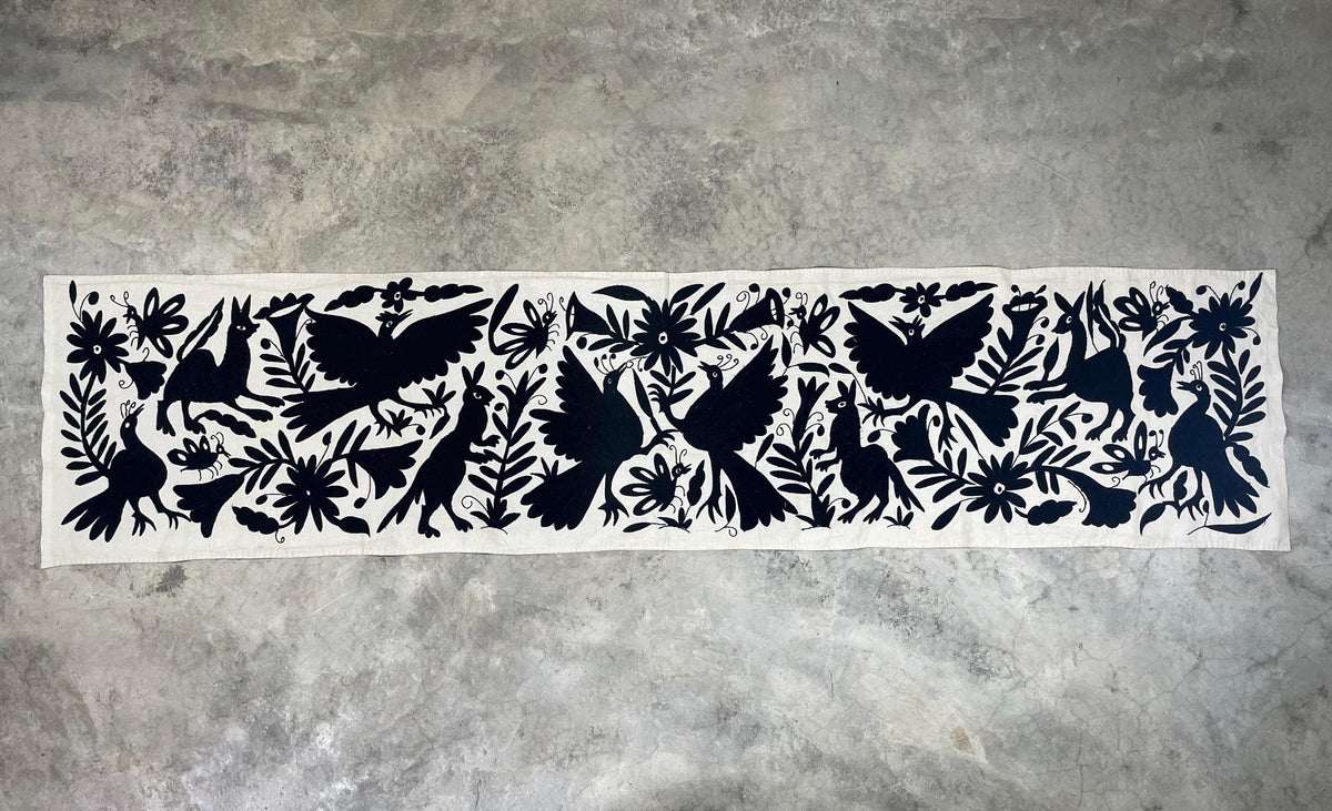 Enorme Bordado Tenango Hecho a Mano en Color Negro-Tapiz Otomi Horizontal-Camino de Mesa-XXL  189 cm x  44 cm (SIN MARCO)