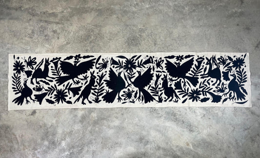 Enorme Bordado Tenango Hecho a Mano en Color Negro-Tapiz Otomi Horizontal-Camino de Mesa-XXL  189 cm x  44 cm (SIN MARCO)