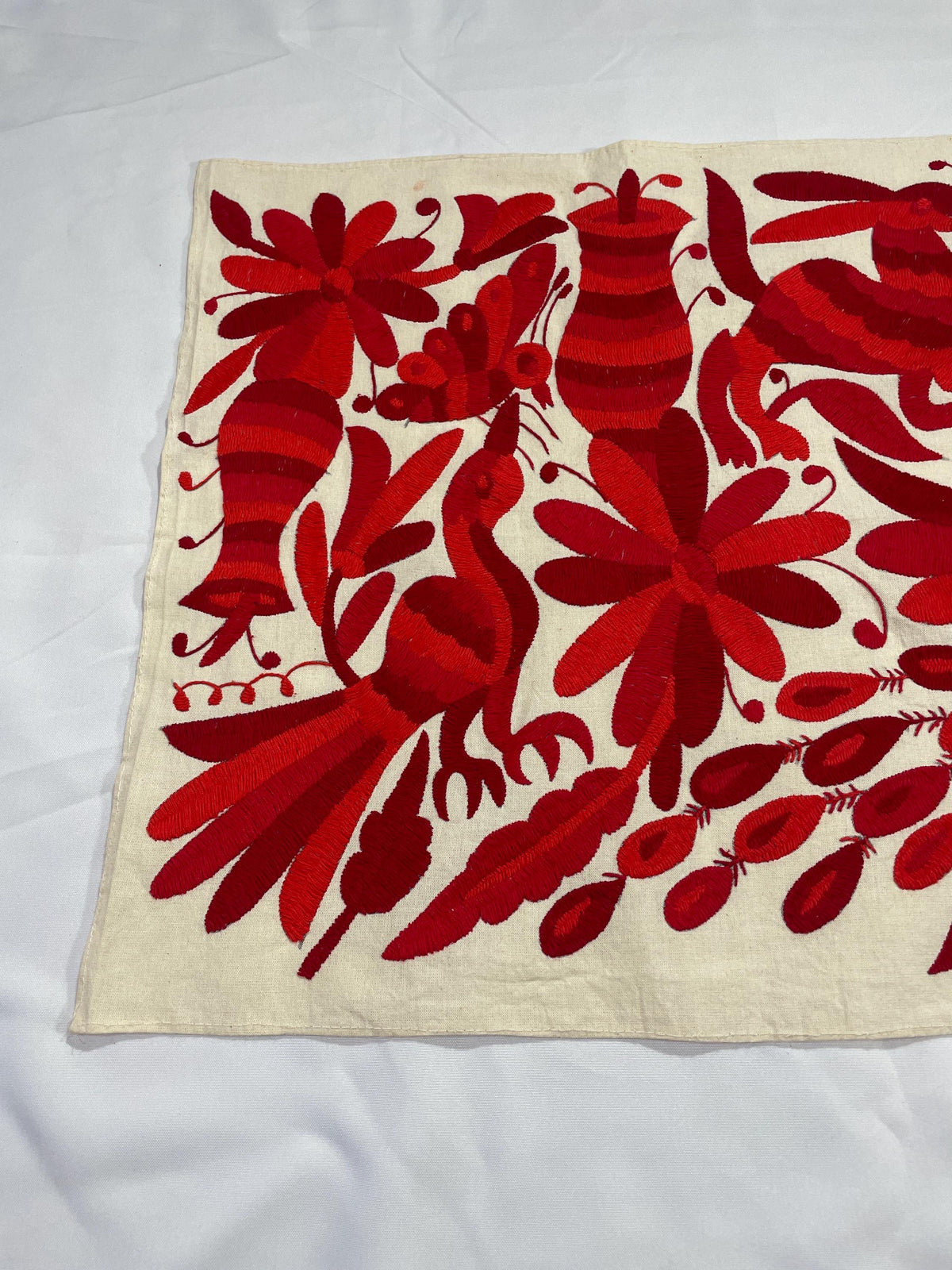 Bordado Tenango Hecho a Mano,Tapizado Otomi Moderno en Tres Colores de Rojo Combinados, Textil Mexicano XL 95 cm x 46 cm