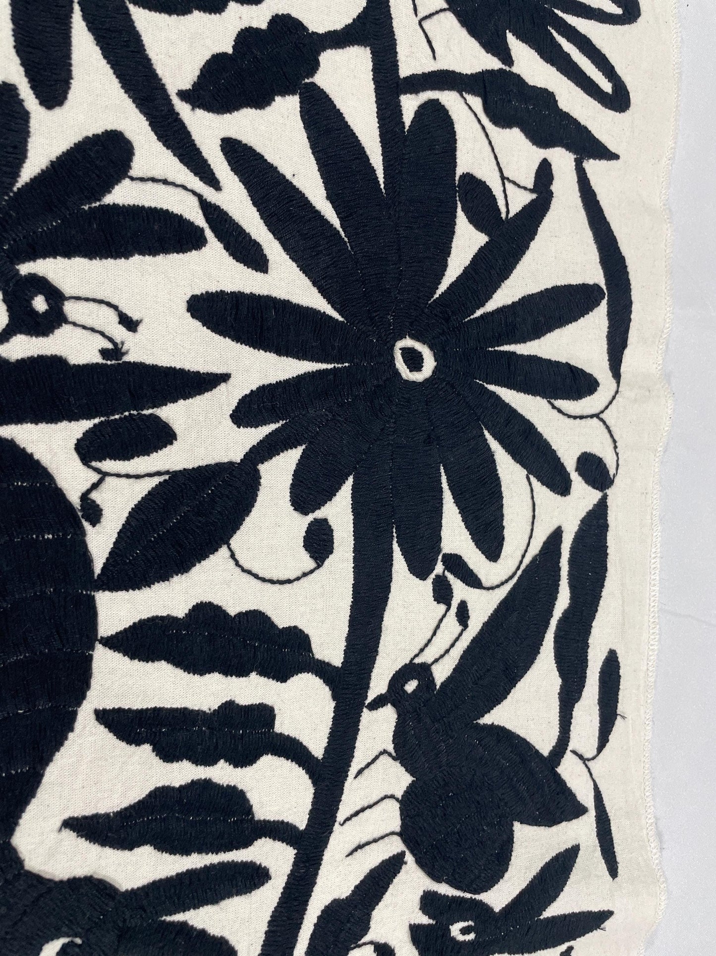 Bordado Tenango Hecho a Mano,Tapizado Otomi en Color Negro XL 94 cm x 45 cm-Textil Mexicano Moderno (SIN MARCO)