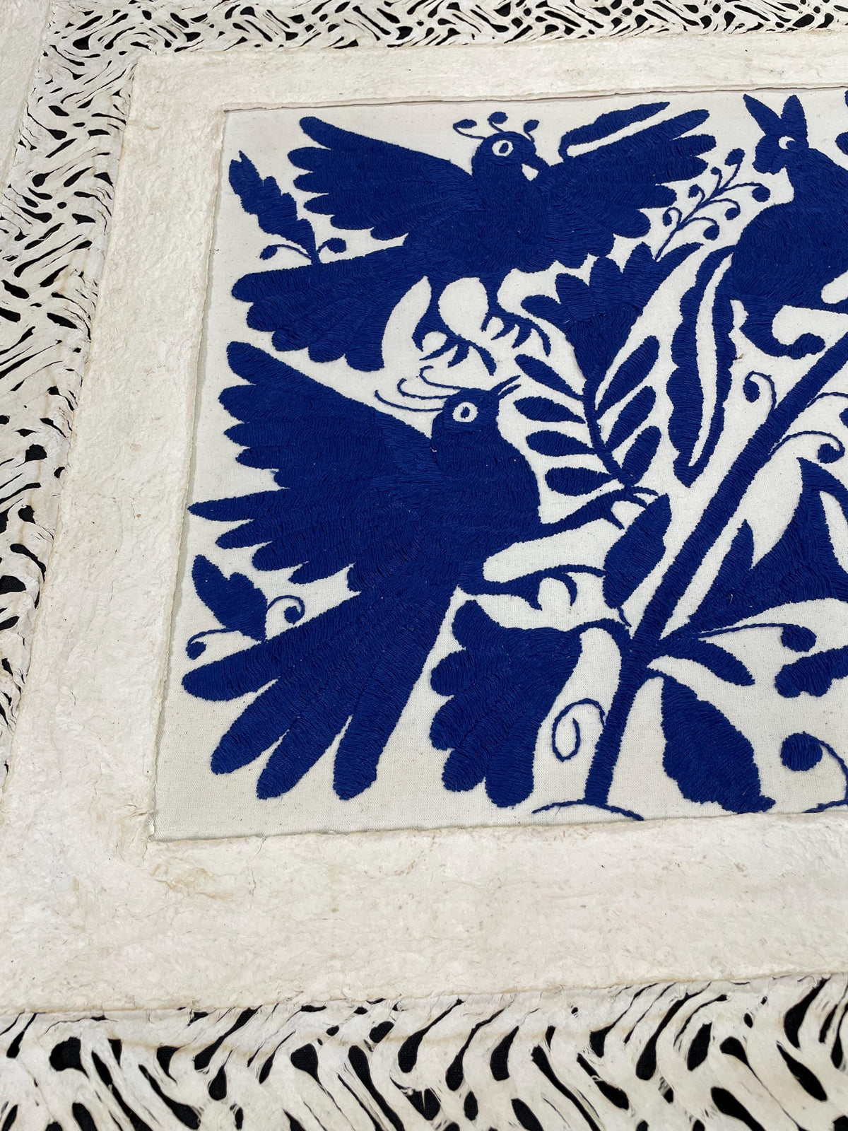 Enorme Arte Mural Mexicano en Papel Amate con Bordado Tenango Hecho A Mano Color Azul XXL 120 cm x 70 cm (SIN MARCO)