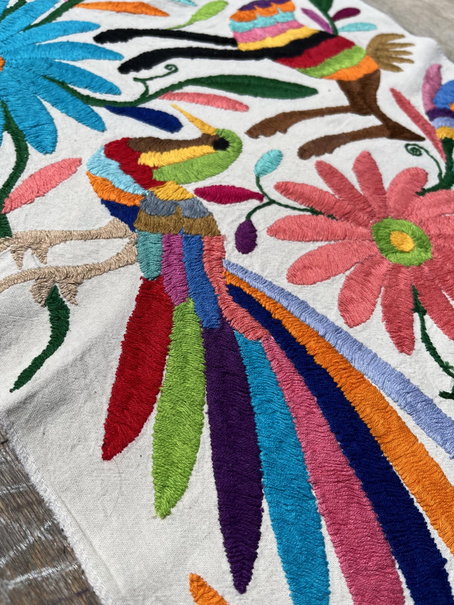 Enorme Bordado Tenango Hecho a Mano en Multicolor-Tapizado Otomi XXL 185 cm x 42 cm (SIN MARCO)