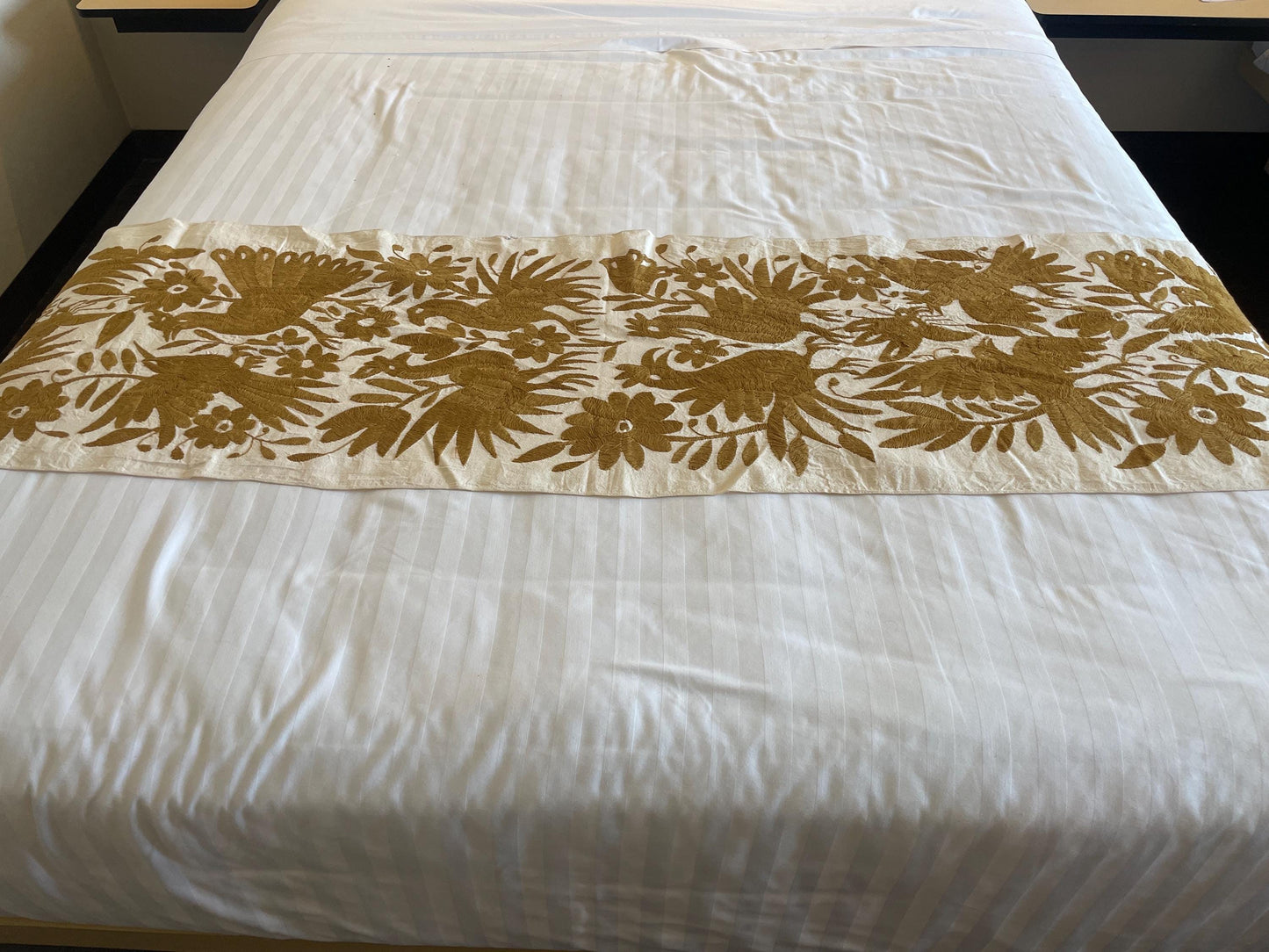 Tapiz Otomi Hecho a Mano en Color Dorado, Gran Bordado Otomi/Tenango XXL 188 cm x 46 cm