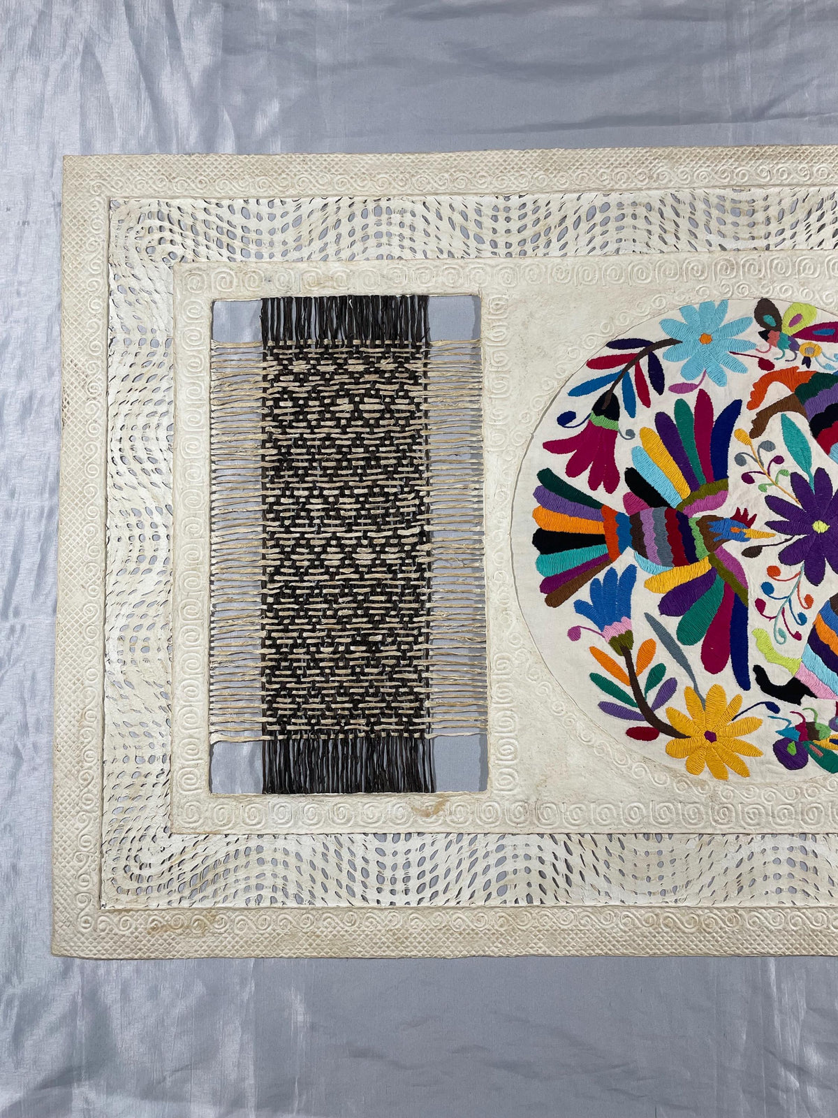 Gran Arte Mural Otomi en Papel Amate y Bordado Tenango Circular Hecho a Mano,Arte Mexicano Moderno XXL 47.2 in x 27.5 in (SIN MARCO)
