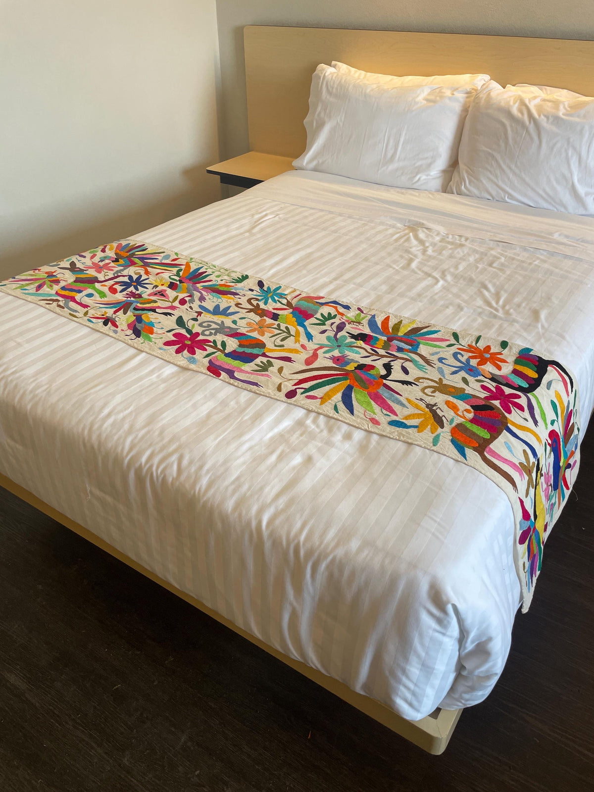 Tapizado Otomi Hecho y Bordado a Mano en Multicolor-Tapizados Tenangos/Camino de Mesa  XXL 182 cm x 44 cm