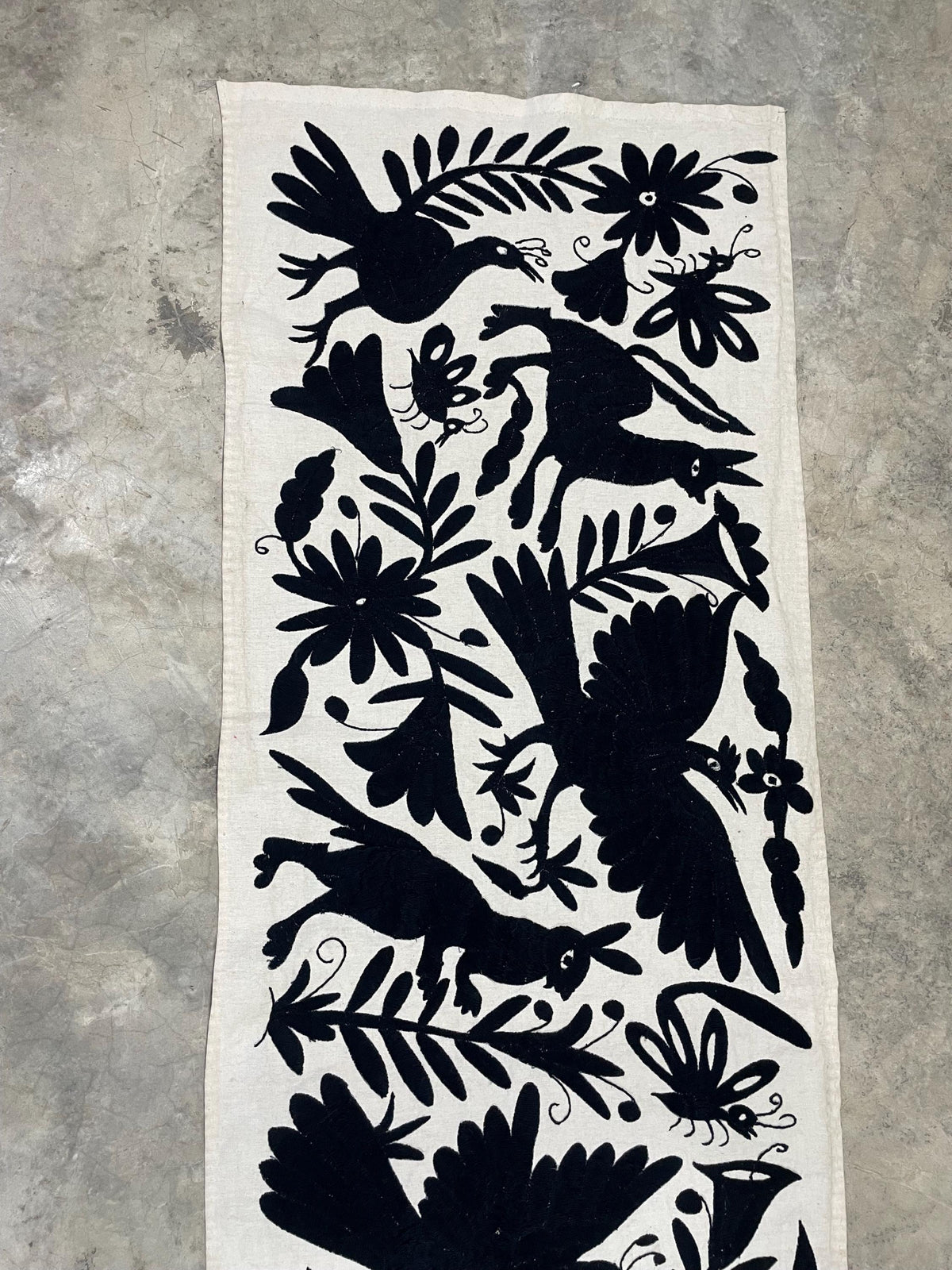 Enorme Bordado Tenango Hecho a Mano en Color Negro-Tapiz Otomi Horizontal-Camino de Mesa-XXL  189 cm x  44 cm (SIN MARCO)