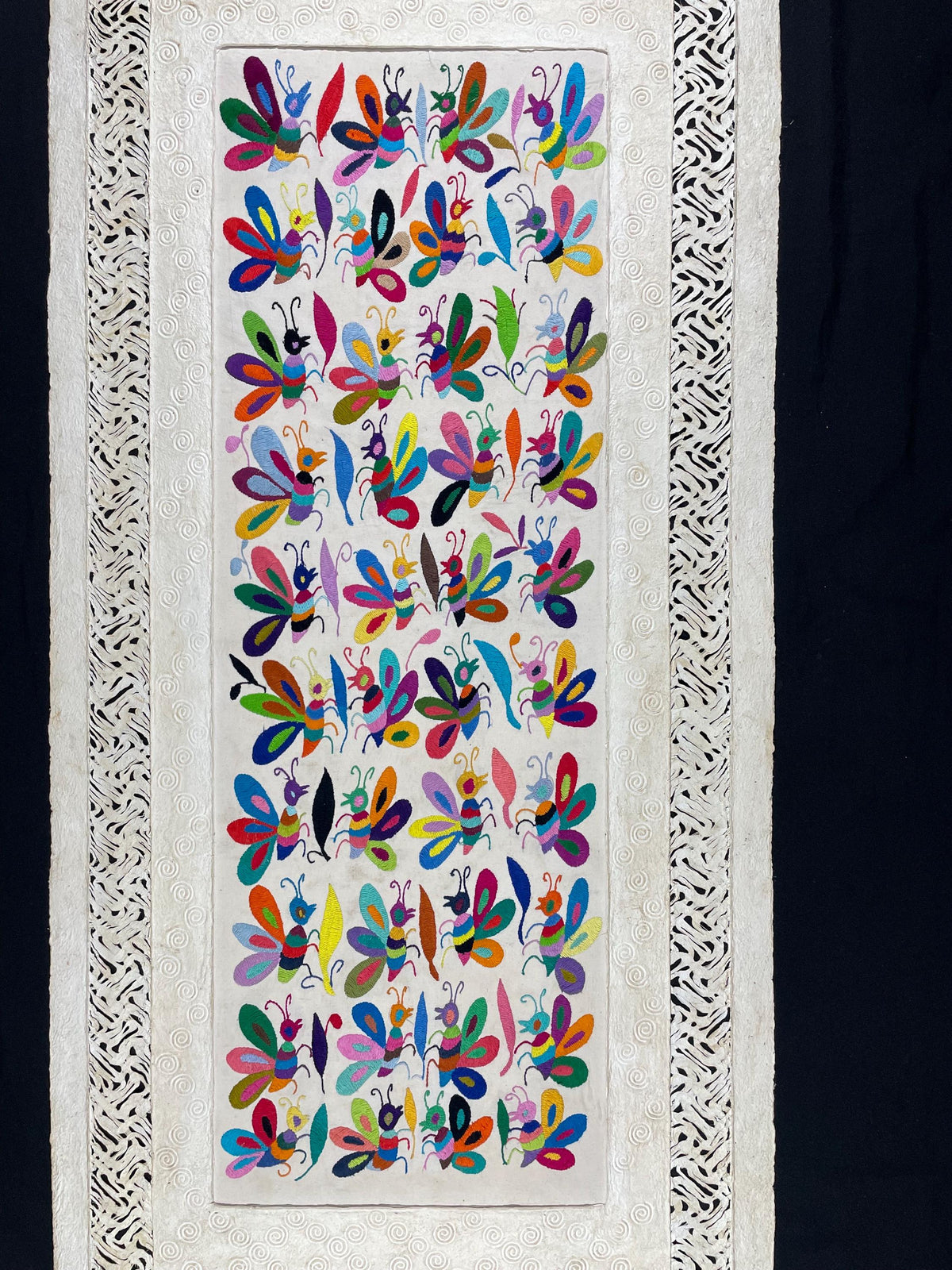 Enorme Arte Mural Mexicano en Papel Amate y Bordado Tenango Hecho a Mano-Arte Elegante y Moderno XXL 59 in x 27,5 in (SIN MARCO)