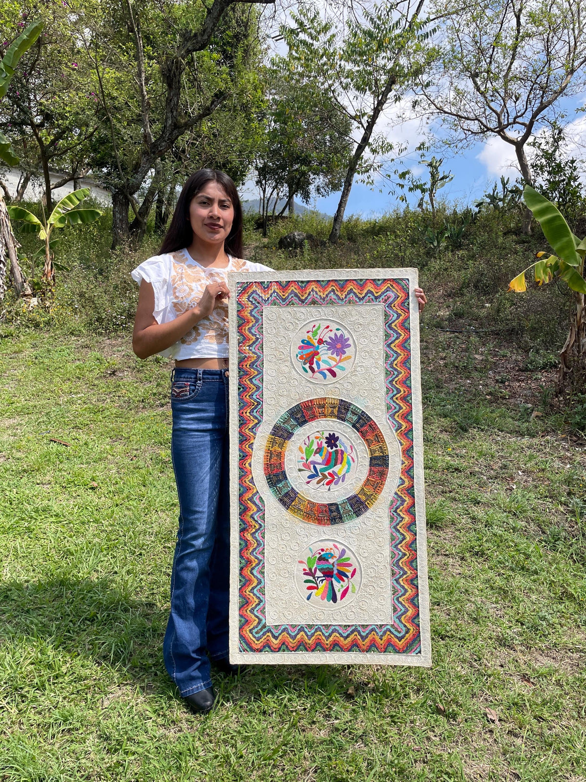 Arte Mural Mexicano en Papel Amate Teñido con Bordado de Tenango Hecho a Mano- XXL 47.2 in x 23.6 in-Arte Otomí Moderno (SIN MARCO)