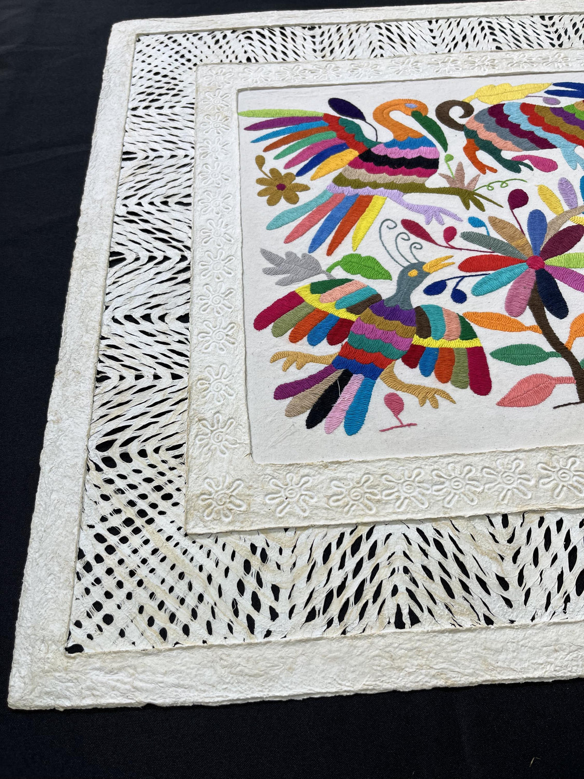 Arte Mural Mexicano Hecho a Mano en Papel Amate y Bordado Tenango-Arte Otomi Moderno en Formato Horizontal XXL 47.2 x 27.5 (SIN MARCO)