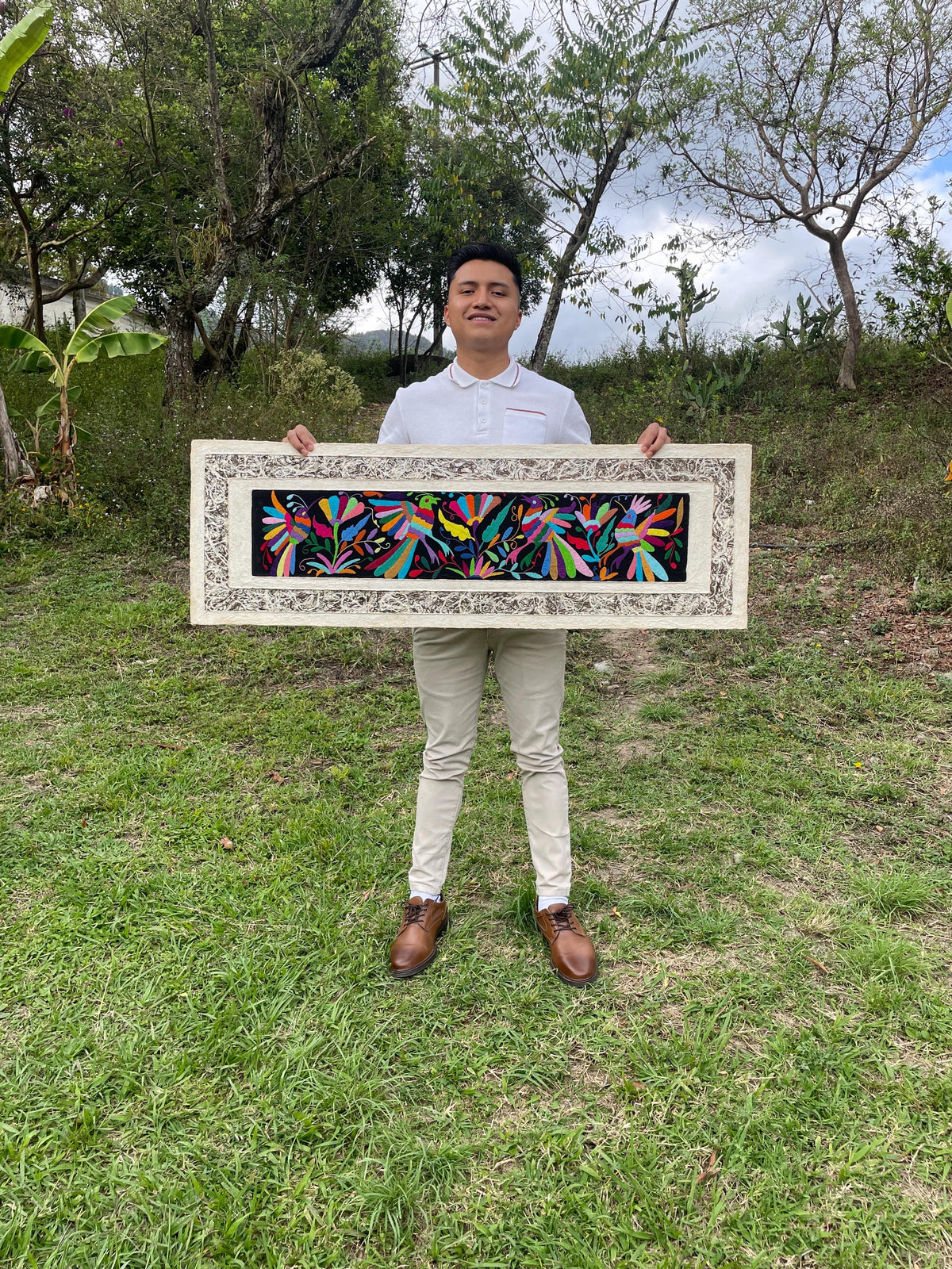 Arte Mural Mexicano en Papel Amate con Bordado de Tenango Hecho a Mano- 47,2 x 15,7-Arte Bordado Otomí Moderno (SIN MARCO)