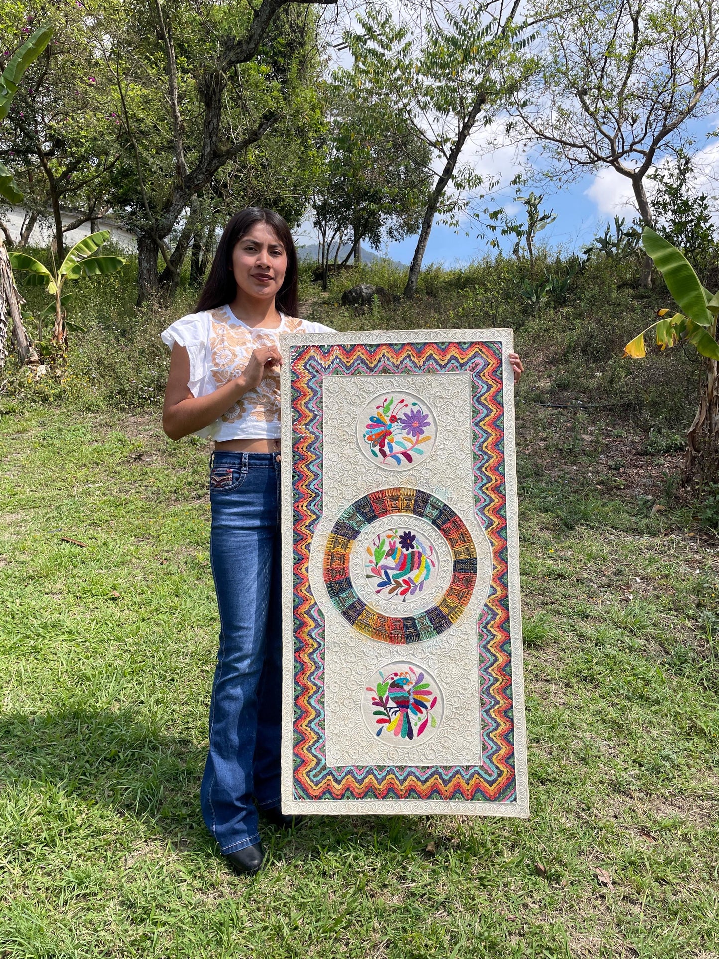 Arte Mural Mexicano en Papel Amate Teñido con Bordado de Tenango Hecho a Mano- XXL 47.2 in x 23.6 in-Arte Otomí Moderno (SIN MARCO)