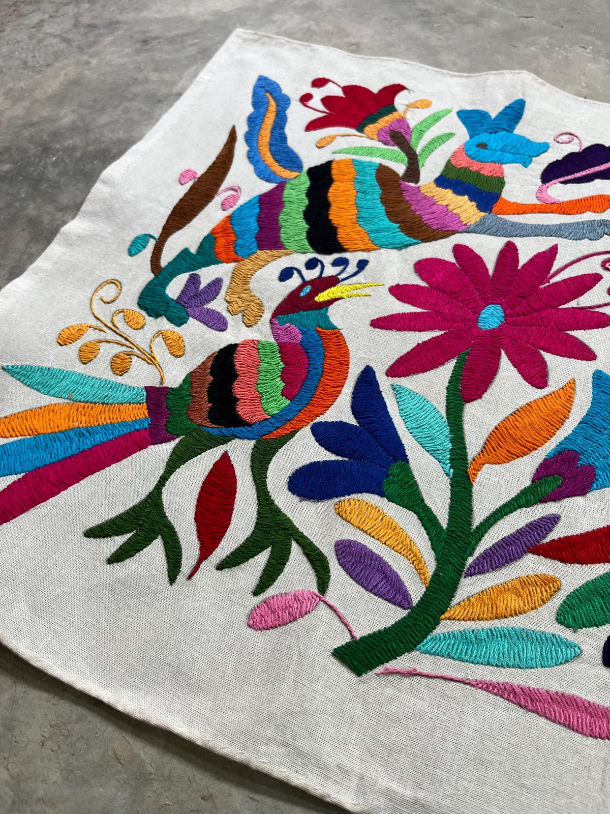 Enorme Bordado Tenango Hecho a Mano en Multicolor-Tapizado Otomi XXL 191 cm x 45 cm (SIN MARCO)