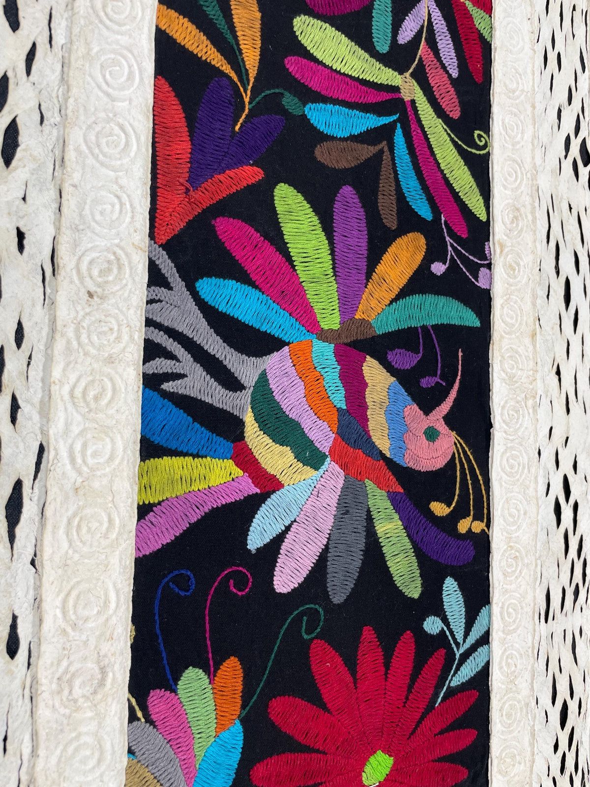 Arte Mural Mexicano en Papel Amate con Bordado de Tenango Hecho a Mano- 120 cm x 40 cm-Arte Bordado Otomí Moderno (SIN MARCO)