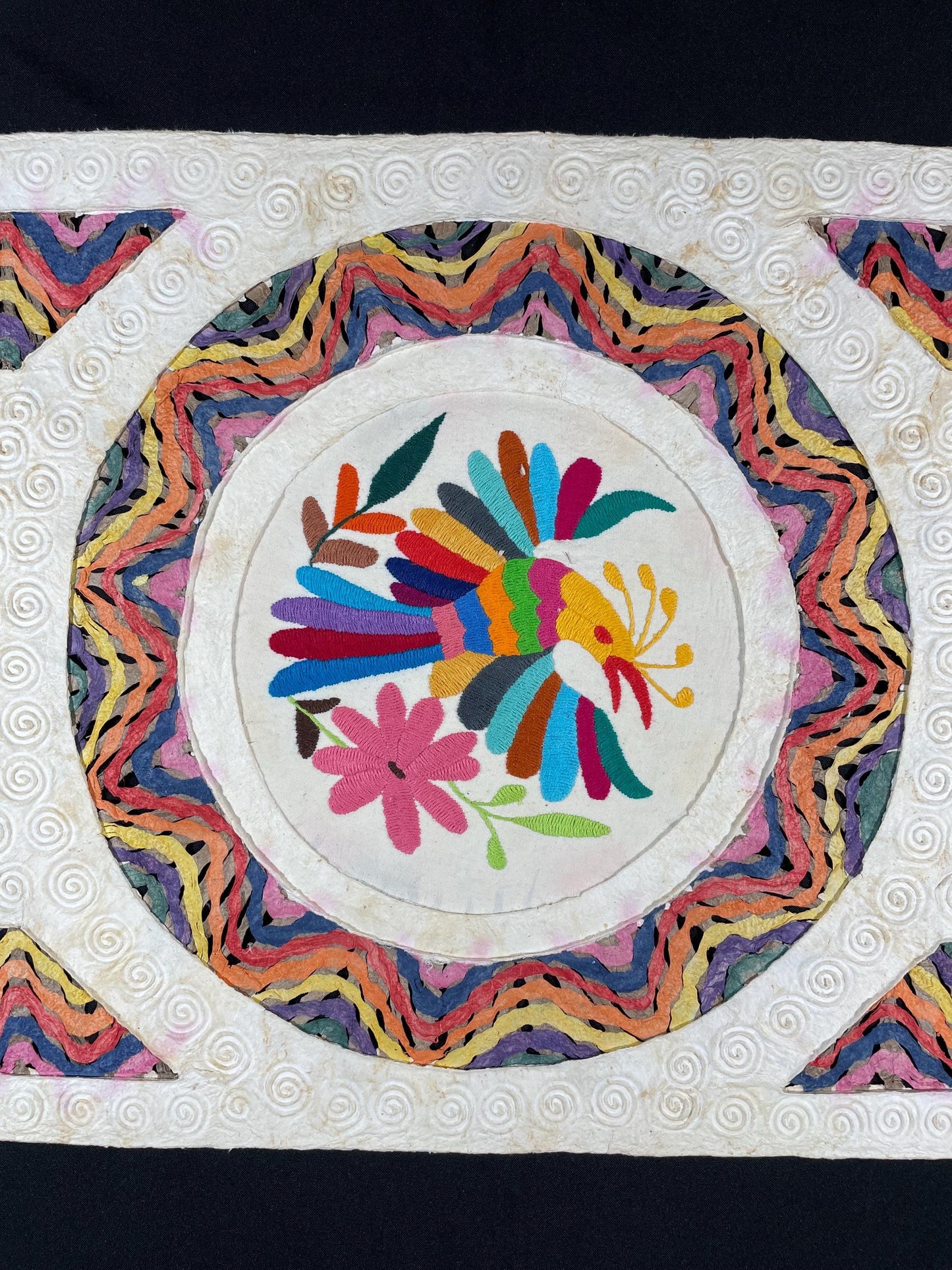 Arte Mural Mexicano en Papel Amate con Bordado de Tenango Hecho a Mano- 47,2 x 15,7 -Arte Otomí Teñido (SIN MARCO)