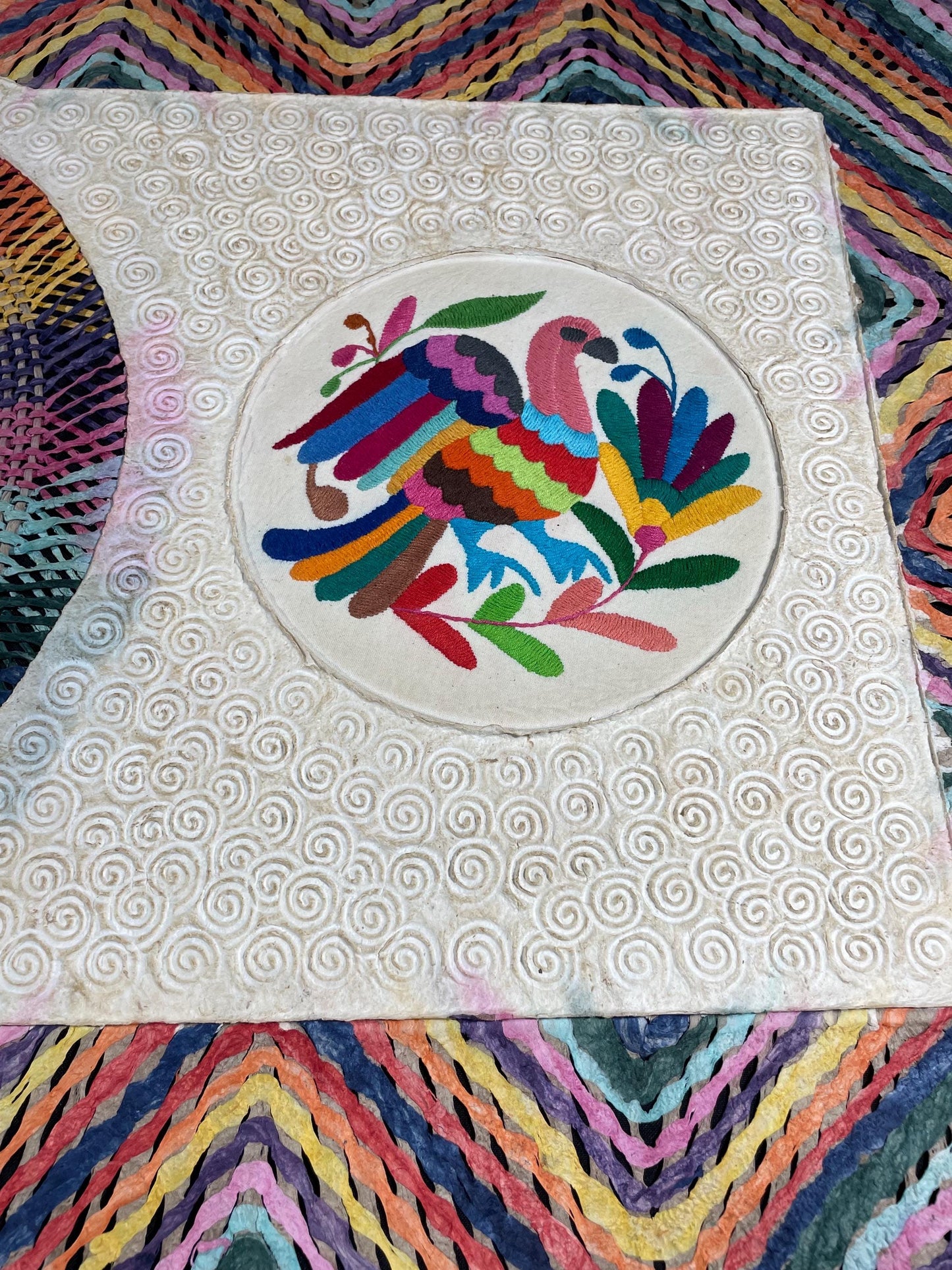 Gran Arte Mural Mexicano en Papel Amate Teñido con Bordado de Tenango Hecho a Mano- 47.2 in x 23.6 in-Arte Otomí Moderno (SIN MARCO)