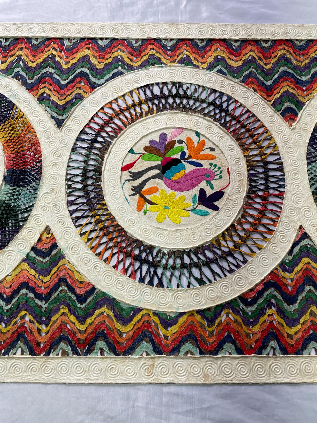 Arte Mural Mexicano en Papel Amat Teñido con Bordado Tenango Hecho A Mano-Arte Otomí Moderno XXL de 47.2 in X 23.6 in (SIN MARCO)