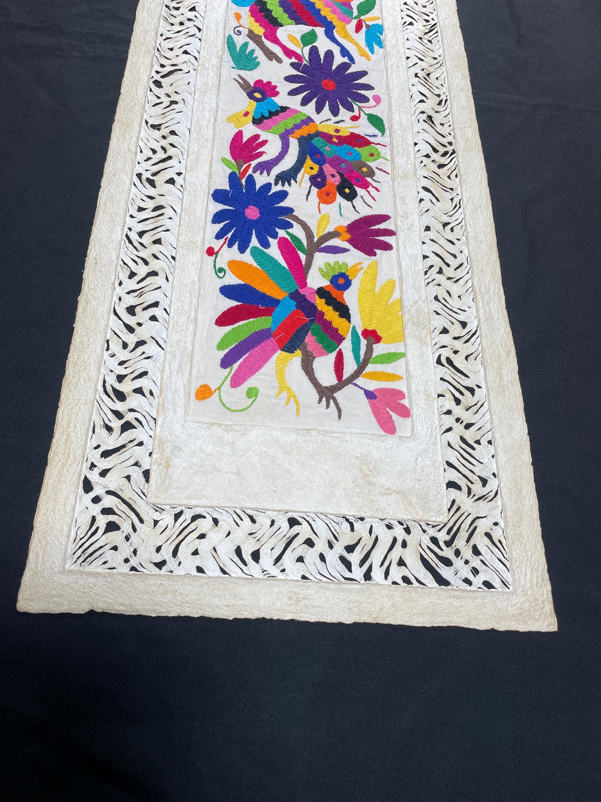 Arte Mural Mexicano en Papel Amate con Bordado de Tenango Hecho a Mano- 120 cm x 40 cm-Arte Bordado Otomí Moderno (SIN MARCO)