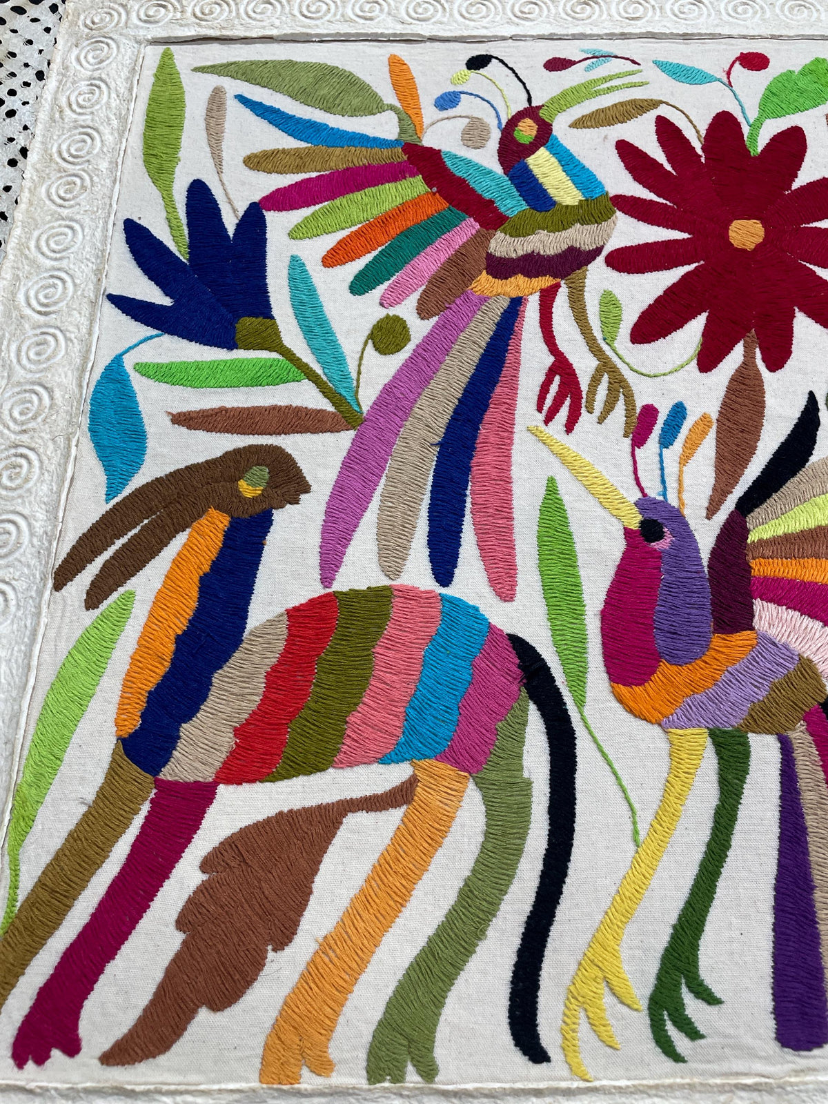Enorme Arte Mural Mexicano en Papel Amate y Bordado Tenango Hecho a Mano-Arte Otomí Decorativo Moderno XXL 47.2 in x 27.5 in (SIN MARCO)