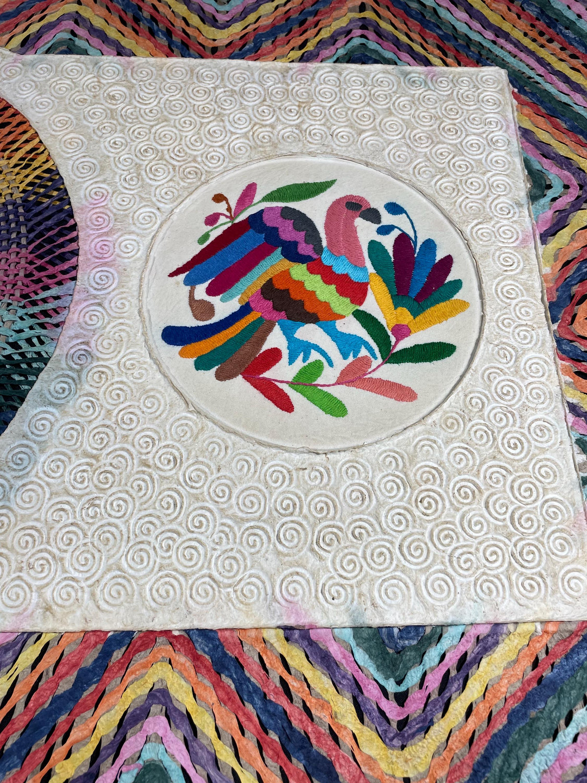 Gran Arte Mural Mexicano en Papel Amate Teñido con Bordado de Tenango Hecho a Mano- 47.2 in x 23.6 in-Arte Otomí Moderno (SIN MARCO)