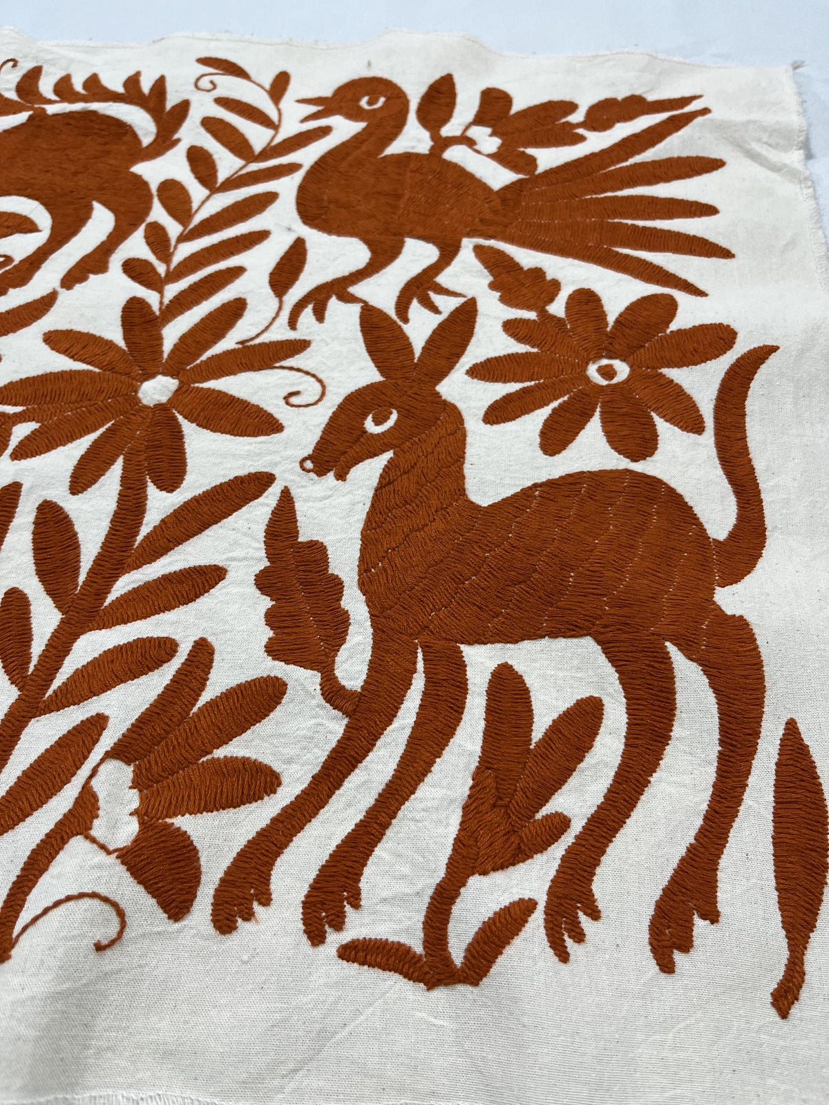 Gran Bordado Tenango Hecho a Mano-Bordado Otomí  en Color Ladrillo XL 95 cm x 45 cm-Tapizado Mexicano Moderno (SIN MARCO)