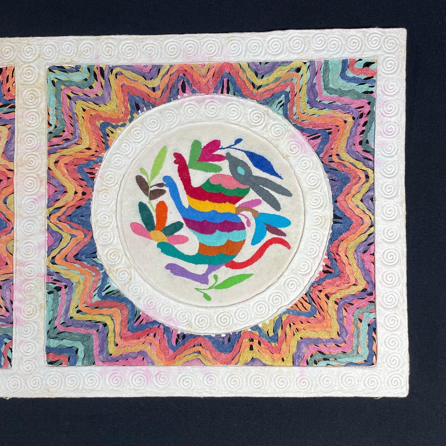 Arte Mural Mexicano Con Bordado Tenango y Papel Amate Hecho a Mano- 47,2 x 15,7 -Arte Otomí Teñido (SIN MARCO)