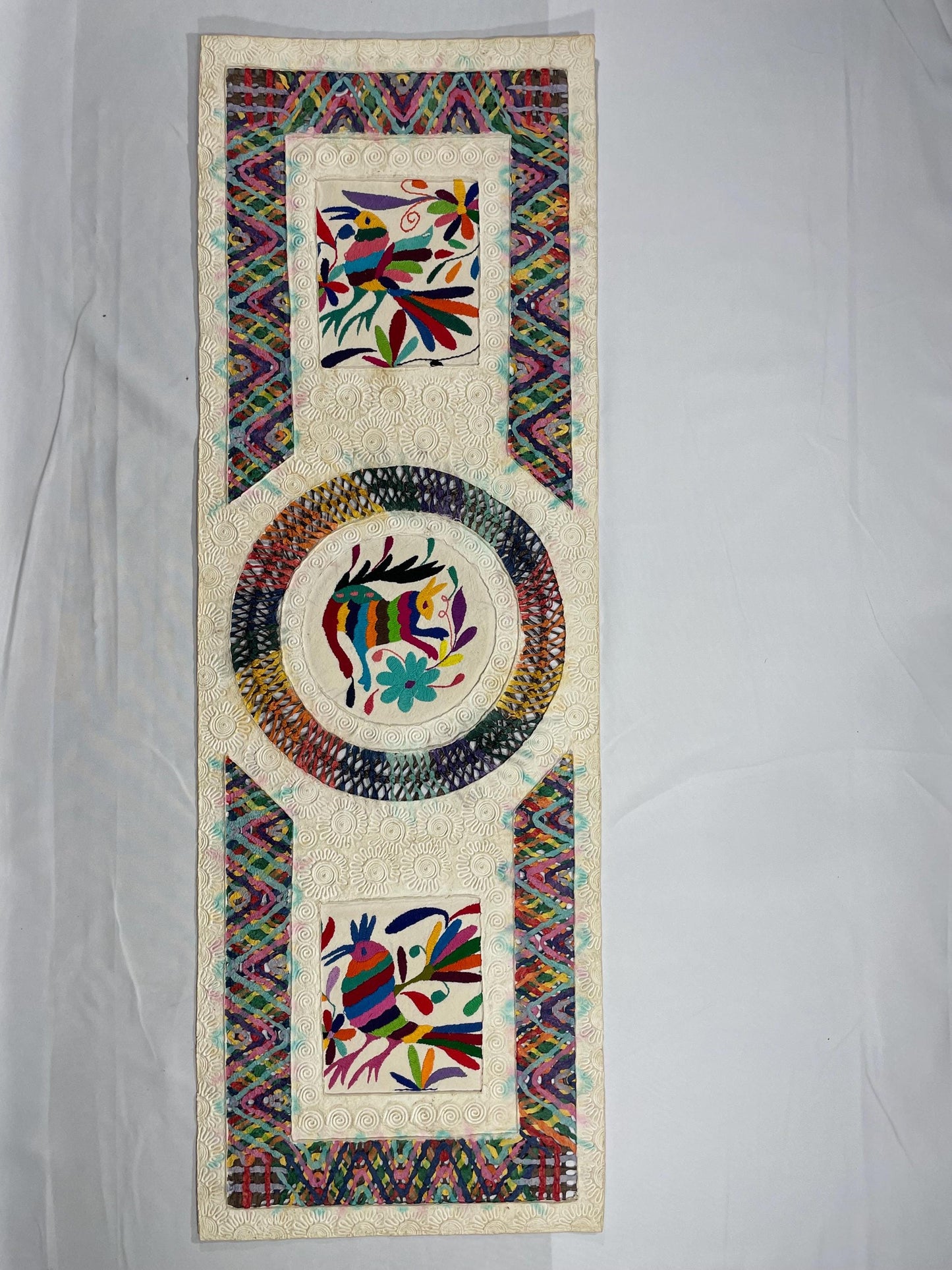 Arte Mural Mexicano en Papel Amate Teñido con Bordado Tenangos Hecho a Mano-XL 47.2 in x 15.7 in-Arte Otomí Moderno (SIN MARCO)