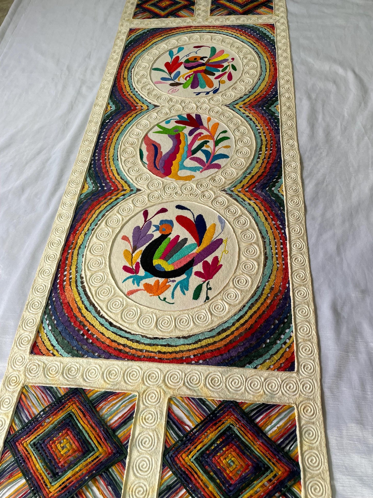 Arte Mural Mexicano En Papel Amate Teñido y Bordado Tenango Hecho a Mano- 47,2 x 15,7 -Arte Otomí Moderno (SIN MARCO)