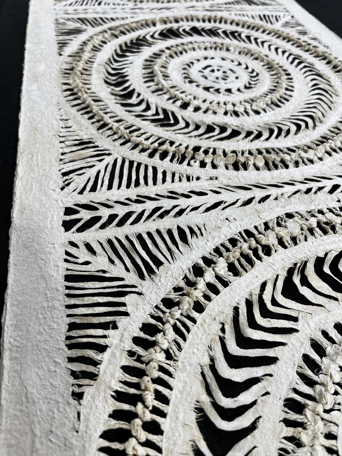 Arte Mural Mexicano en Papel Amate Hecho a Mano– Arte Mexicano Moderno Color Blanco 47.2 x 15.2 (SIN MARCO)-Nudos de Corteza